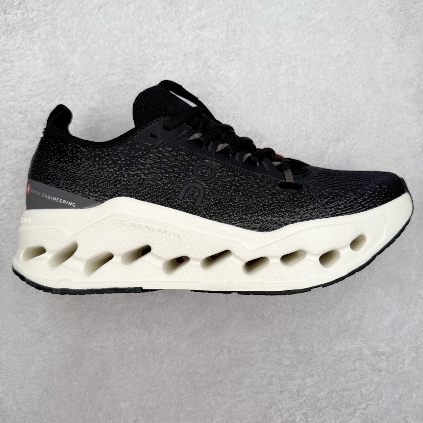 ＃DT On昂跑 Cloudsurfer Max 舒适柔软 休闲跑步鞋 此运动品牌 开创于2010年 缓震着陆、强效回弹、轻柔质感的设计构思始终是ON研制关键 与此同时基于“为全球提供革新性的跑步感受”信念 陆续推出了多款跑鞋及其以专业运动人体跑步工程学为设计关键的功能性跑步服饰设备 让跑者不费力气地畅快畅跑 尺码：36 36.5 37.5 38 38.5 39 40 40.5 41 42 42.5 43 44 44.5 45-选品中心