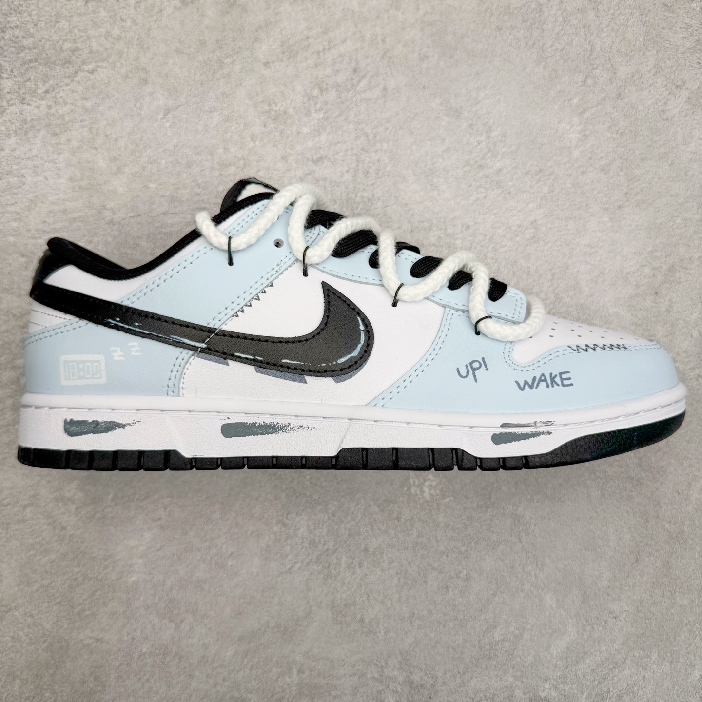 ＃YC纯原 NK Dunk Low 闹钟响了 DD1391-100「当浅蓝鞋身浸透晨光，冰川蓝鞋面拼接纯白皮革，如清晨天幕渐次明朗。黑色Swoosh划破困倦，像闹钟指针划开慵懒的边界。数字刺绣与警示标语设计，将赖床的拖延感转化为出击的仪式感，白色中底托起清爽朝露，脚感承袭Dunk经典基因，却把踏实踩进每个追赶目标的足印里。定制系列天花板 无原鞋不开发 全系列得物原鞋一比一校对开发 配色持续更新中 终端对接 优势输出 全套原厂楦头原纸板数据档案倾力打造 原汁原味莞产 极致还原 圈内最强针车工艺 高端零售指定版 广东原厂配套原盒原标 鞋盒分三个尺码段 原厂冲刀 超高清洁度 全鞋零毛边皮料切割 采用原厂百宏鞋带以及原厂百宏织唛舌标 内标可供原厂几率过验 进口原装条纹中底布 四线拉帮白色点胶 原厂拉帮手法遵循公司 原厂电绣 极致还原 尺码：36 36.5 37.5 38 38.5 39 40 40.5 41 42 42.5 43 44 44.5 45 46-选品中心