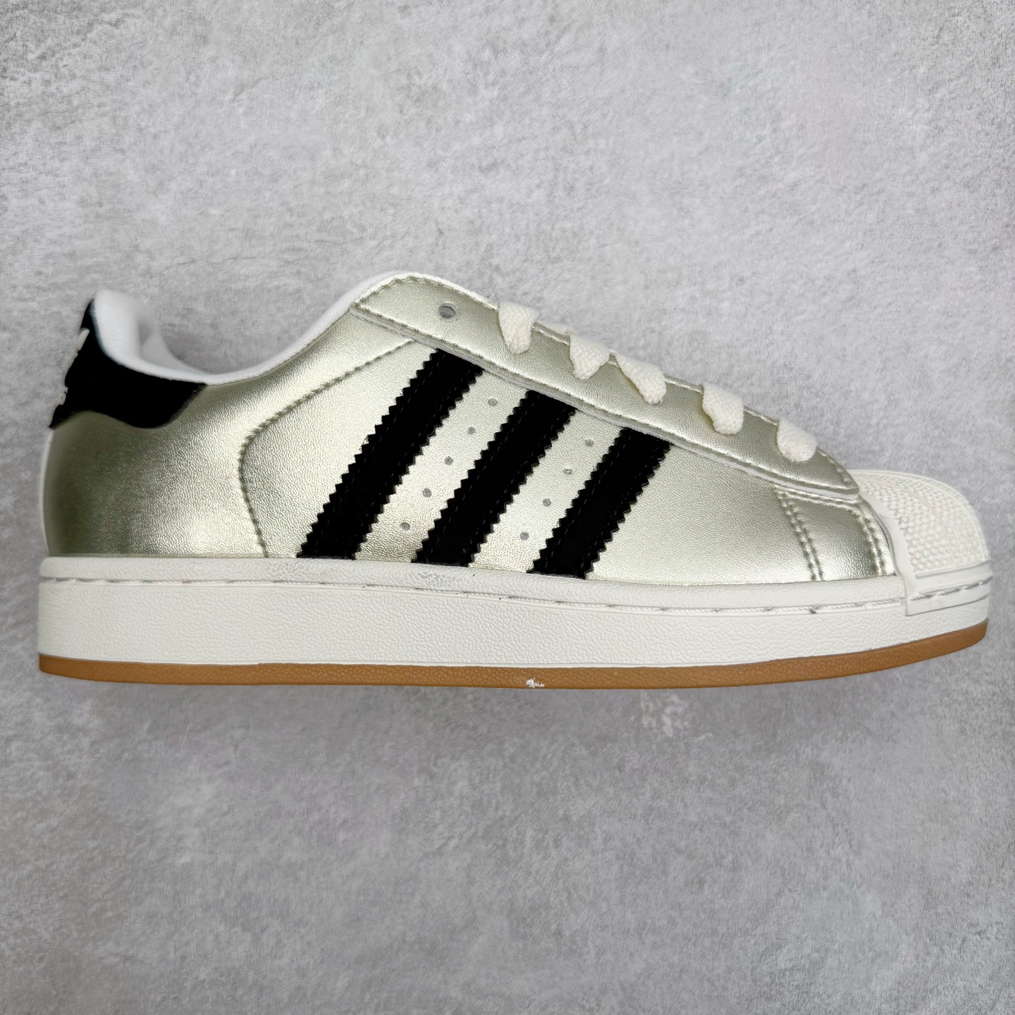 ＃XP纯原套现福利 AD Originals Superstar 经典复古贝壳头板鞋 HQ2691 诞生于1969年 是第一双将全皮面鞋 身与橡胶鞋头结合在一起的低帮篮球鞋 Superstar最开始 是作为高帮篮球鞋Pro Model的低帮版本而出现的 但因为其独特和醒目的橡胶鞋头造型而让大家熟知 被大家形象地称为\\\