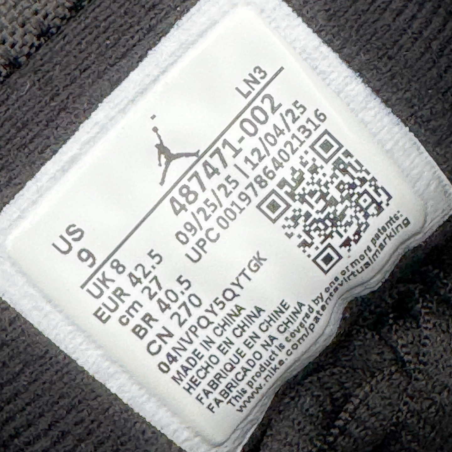 图片[12]-＃Kw纯原 Air Jordan AJ14 黑蓝 487471-002 外贸特供批次 原楦原档案数据开模打造 原厂中底拉帮钢印 原盒原配 以法拉利 550 Maranello 为设计灵感 类似跑车的全新流线鞋型 鞋头的麂皮与鞋身的荔枝皮相结合 最具代表性的黑红配色 中底内侧开创性的透气孔设计 看起来与跑车的进气口如出一辙 盾牌造型更能让人们直接想到法拉利的 Logo 尺码：40 40.5 41 42 42.5 43 44 44.5 45 46 47.5-选品中心