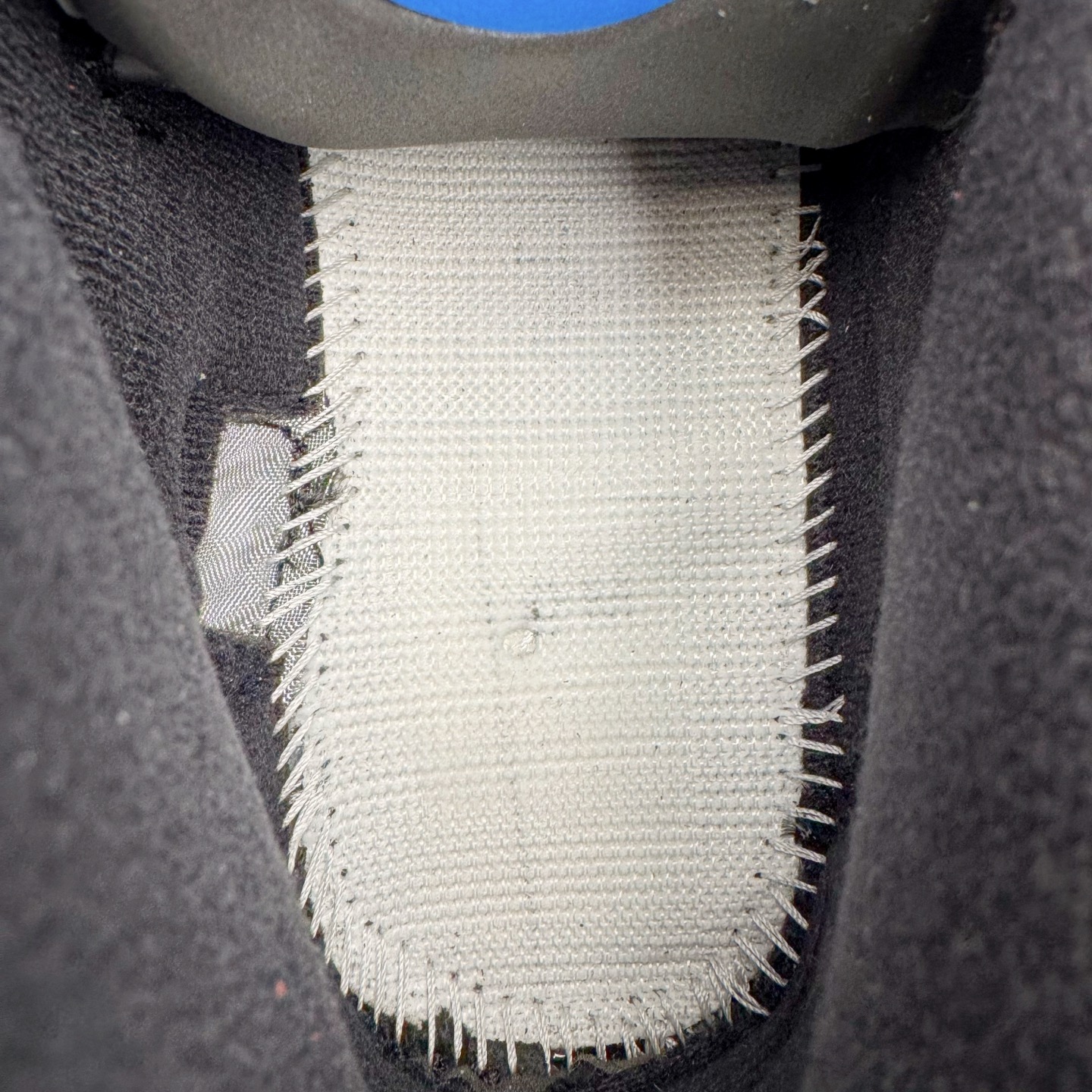 图片[11]-＃Kw纯原 Air Jordan AJ14 黑蓝 487471-002 外贸特供批次 原楦原档案数据开模打造 原厂中底拉帮钢印 原盒原配 以法拉利 550 Maranello 为设计灵感 类似跑车的全新流线鞋型 鞋头的麂皮与鞋身的荔枝皮相结合 最具代表性的黑红配色 中底内侧开创性的透气孔设计 看起来与跑车的进气口如出一辙 盾牌造型更能让人们直接想到法拉利的 Logo 尺码：40 40.5 41 42 42.5 43 44 44.5 45 46 47.5-选品中心