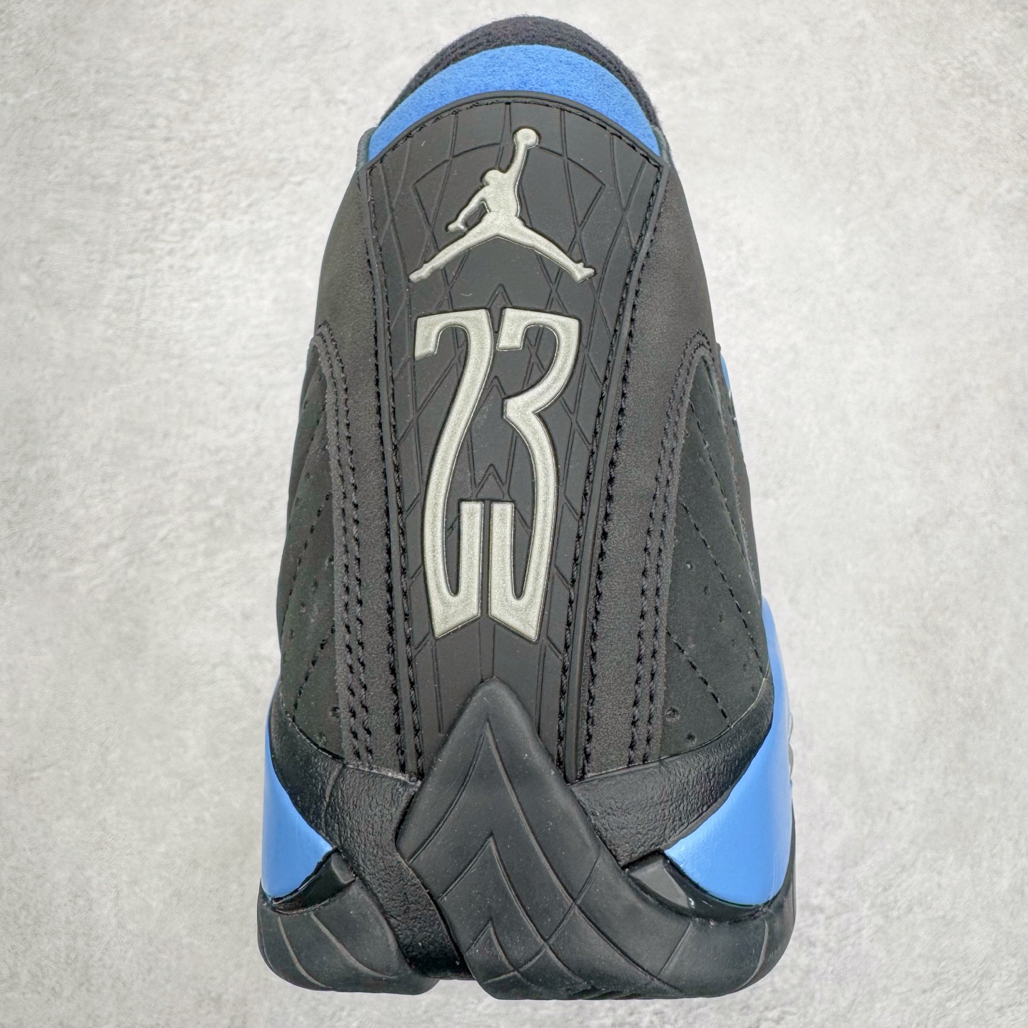 图片[8]-＃Kw纯原 Air Jordan AJ14 黑蓝 487471-002 外贸特供批次 原楦原档案数据开模打造 原厂中底拉帮钢印 原盒原配 以法拉利 550 Maranello 为设计灵感 类似跑车的全新流线鞋型 鞋头的麂皮与鞋身的荔枝皮相结合 最具代表性的黑红配色 中底内侧开创性的透气孔设计 看起来与跑车的进气口如出一辙 盾牌造型更能让人们直接想到法拉利的 Logo 尺码：40 40.5 41 42 42.5 43 44 44.5 45 46 47.5-选品中心