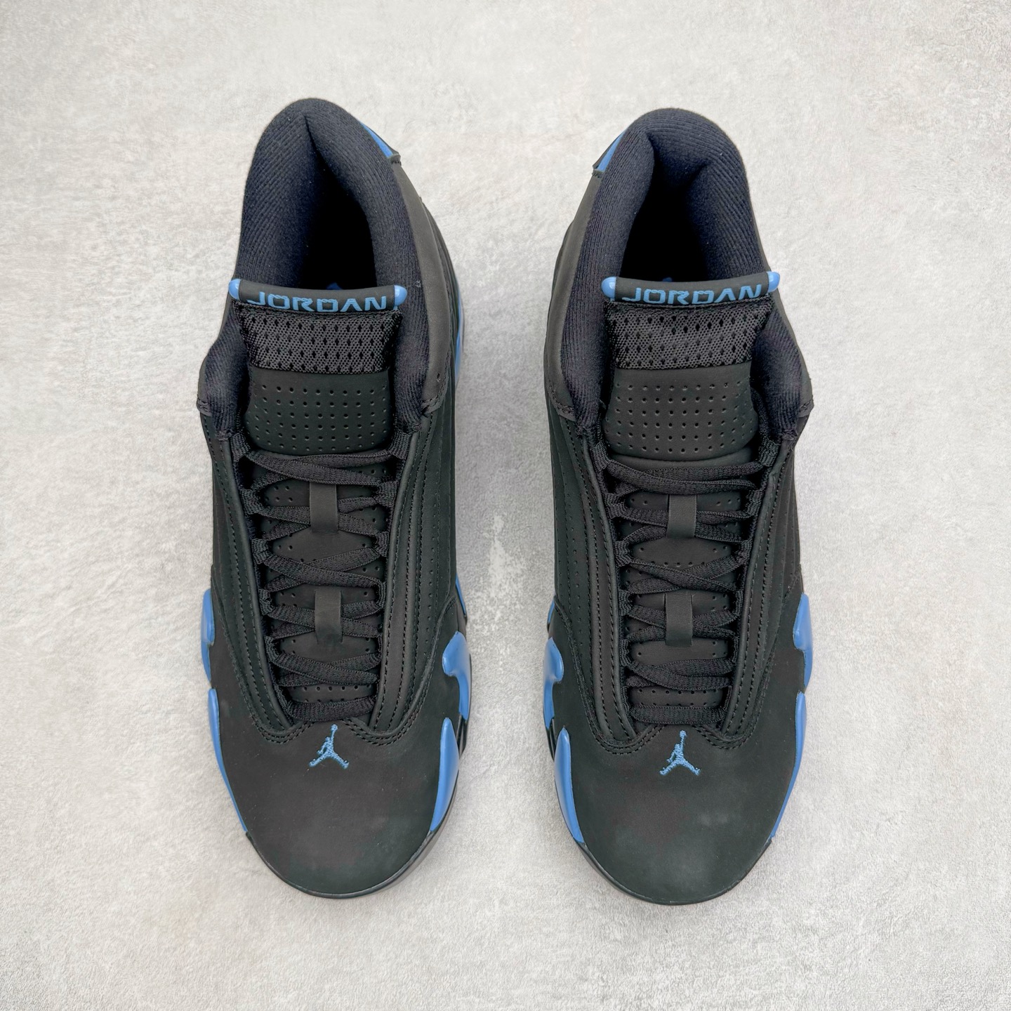 图片[2]-＃Kw纯原 Air Jordan AJ14 黑蓝 487471-002 外贸特供批次 原楦原档案数据开模打造 原厂中底拉帮钢印 原盒原配 以法拉利 550 Maranello 为设计灵感 类似跑车的全新流线鞋型 鞋头的麂皮与鞋身的荔枝皮相结合 最具代表性的黑红配色 中底内侧开创性的透气孔设计 看起来与跑车的进气口如出一辙 盾牌造型更能让人们直接想到法拉利的 Logo 尺码：40 40.5 41 42 42.5 43 44 44.5 45 46 47.5-选品中心