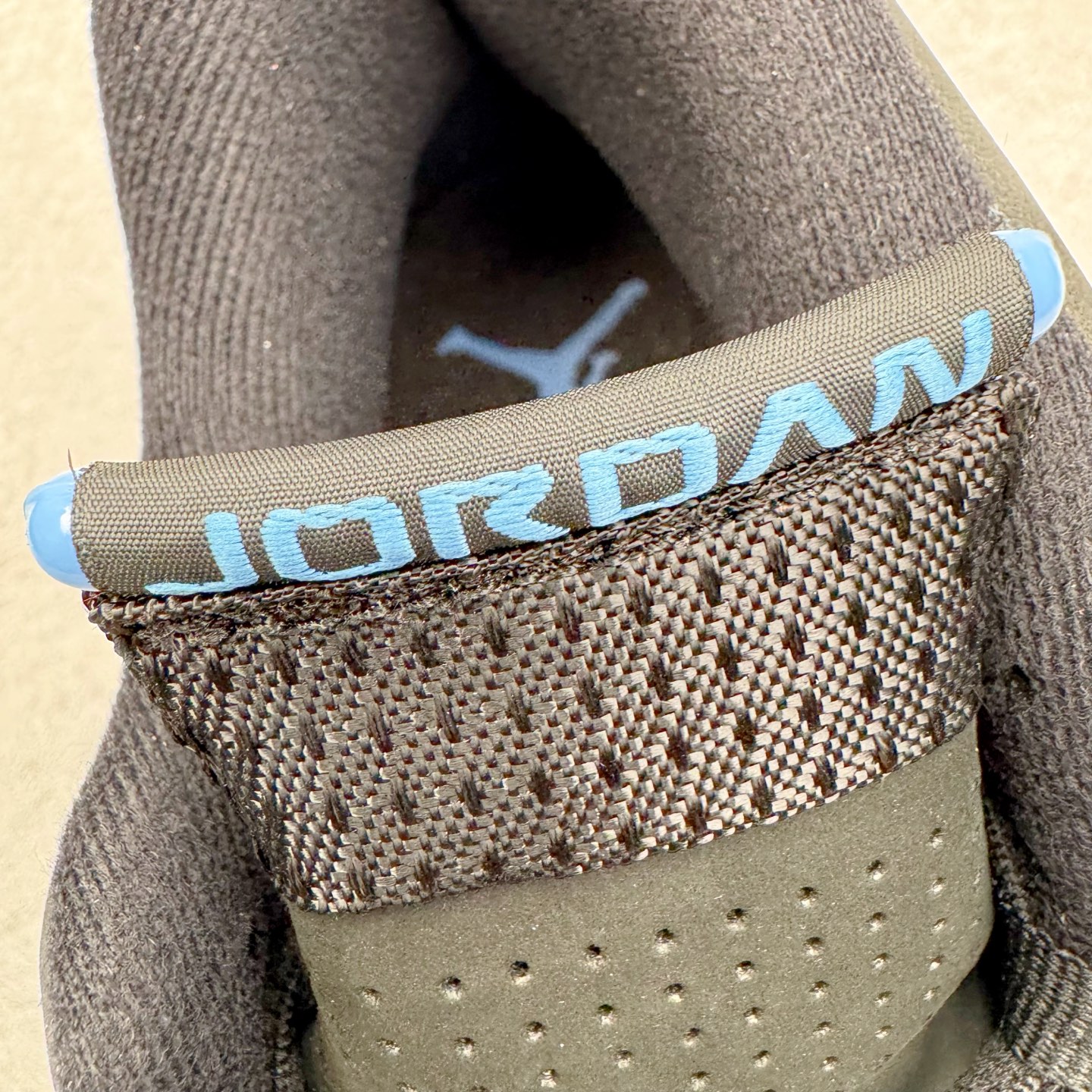 图片[13]-＃Kw纯原 Air Jordan AJ14 黑蓝 487471-002 外贸特供批次 原楦原档案数据开模打造 原厂中底拉帮钢印 原盒原配 以法拉利 550 Maranello 为设计灵感 类似跑车的全新流线鞋型 鞋头的麂皮与鞋身的荔枝皮相结合 最具代表性的黑红配色 中底内侧开创性的透气孔设计 看起来与跑车的进气口如出一辙 盾牌造型更能让人们直接想到法拉利的 Logo 尺码：40 40.5 41 42 42.5 43 44 44.5 45 46 47.5-选品中心