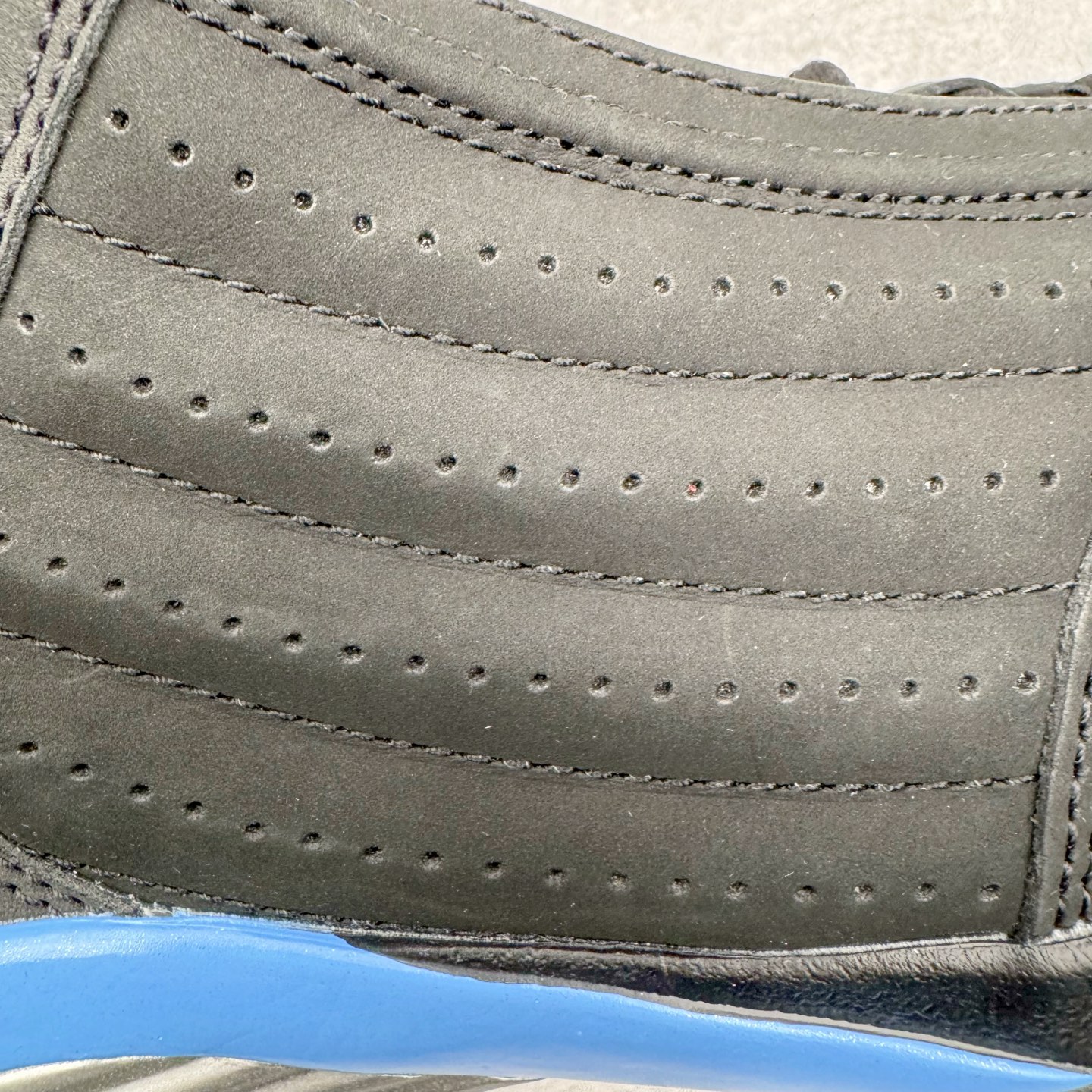 图片[15]-＃Kw纯原 Air Jordan AJ14 黑蓝 487471-002 外贸特供批次 原楦原档案数据开模打造 原厂中底拉帮钢印 原盒原配 以法拉利 550 Maranello 为设计灵感 类似跑车的全新流线鞋型 鞋头的麂皮与鞋身的荔枝皮相结合 最具代表性的黑红配色 中底内侧开创性的透气孔设计 看起来与跑车的进气口如出一辙 盾牌造型更能让人们直接想到法拉利的 Logo 尺码：40 40.5 41 42 42.5 43 44 44.5 45 46 47.5-选品中心