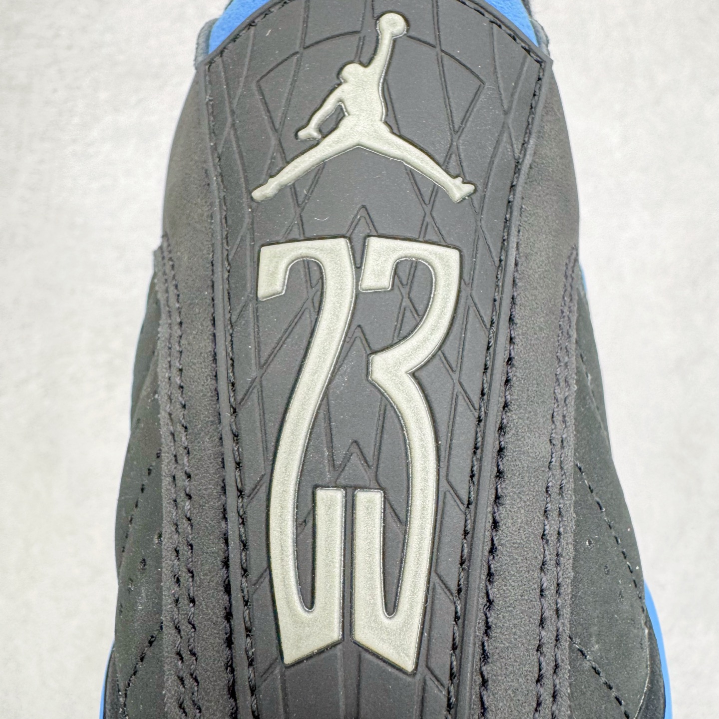 图片[19]-＃Kw纯原 Air Jordan AJ14 黑蓝 487471-002 外贸特供批次 原楦原档案数据开模打造 原厂中底拉帮钢印 原盒原配 以法拉利 550 Maranello 为设计灵感 类似跑车的全新流线鞋型 鞋头的麂皮与鞋身的荔枝皮相结合 最具代表性的黑红配色 中底内侧开创性的透气孔设计 看起来与跑车的进气口如出一辙 盾牌造型更能让人们直接想到法拉利的 Logo 尺码：40 40.5 41 42 42.5 43 44 44.5 45 46 47.5-选品中心
