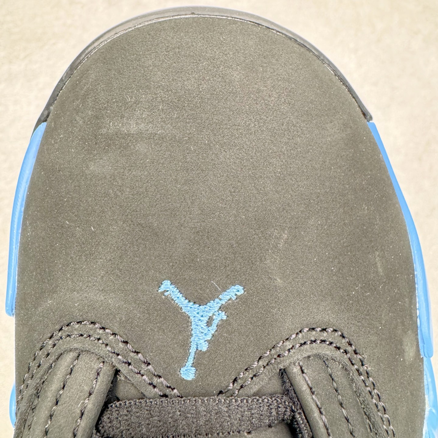 图片[14]-＃Kw纯原 Air Jordan AJ14 黑蓝 487471-002 外贸特供批次 原楦原档案数据开模打造 原厂中底拉帮钢印 原盒原配 以法拉利 550 Maranello 为设计灵感 类似跑车的全新流线鞋型 鞋头的麂皮与鞋身的荔枝皮相结合 最具代表性的黑红配色 中底内侧开创性的透气孔设计 看起来与跑车的进气口如出一辙 盾牌造型更能让人们直接想到法拉利的 Logo 尺码：40 40.5 41 42 42.5 43 44 44.5 45 46 47.5-选品中心