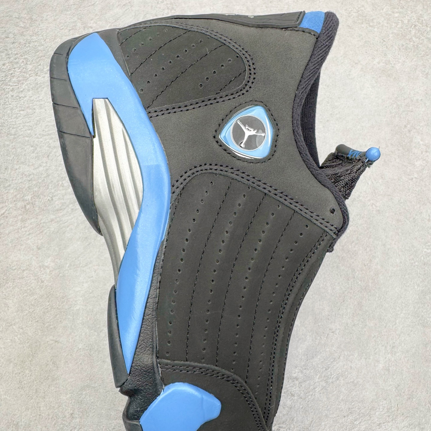 图片[6]-＃Kw纯原 Air Jordan AJ14 黑蓝 487471-002 外贸特供批次 原楦原档案数据开模打造 原厂中底拉帮钢印 原盒原配 以法拉利 550 Maranello 为设计灵感 类似跑车的全新流线鞋型 鞋头的麂皮与鞋身的荔枝皮相结合 最具代表性的黑红配色 中底内侧开创性的透气孔设计 看起来与跑车的进气口如出一辙 盾牌造型更能让人们直接想到法拉利的 Logo 尺码：40 40.5 41 42 42.5 43 44 44.5 45 46 47.5-选品中心