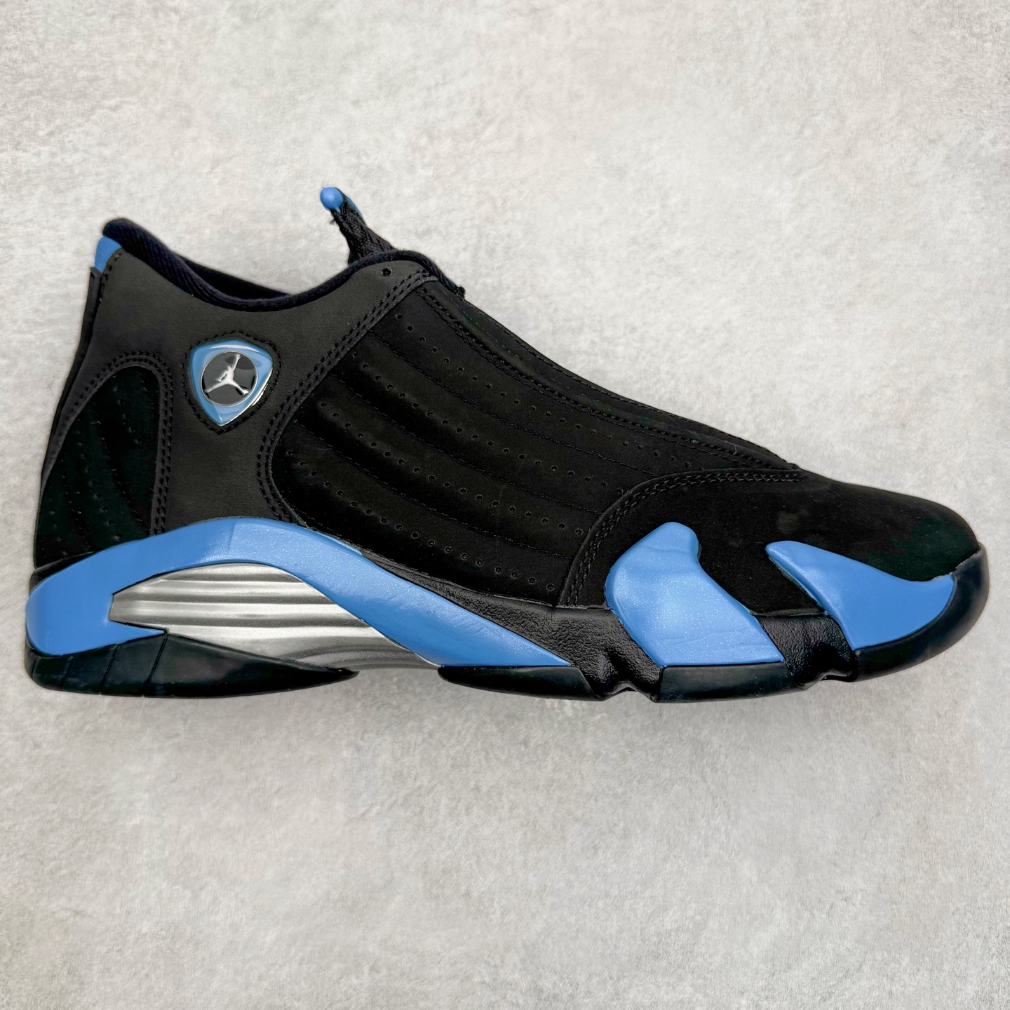 ＃Kw纯原 Air Jordan AJ14 黑蓝 487471-002 外贸特供批次 原楦原档案数据开模打造 原厂中底拉帮钢印 原盒原配 以法拉利 550 Maranello 为设计灵感 类似跑车的全新流线鞋型 鞋头的麂皮与鞋身的荔枝皮相结合 最具代表性的黑红配色 中底内侧开创性的透气孔设计 看起来与跑车的进气口如出一辙 盾牌造型更能让人们直接想到法拉利的 Logo 尺码：40 40.5 41 42 42.5 43 44 44.5 45 46 47.5-选品中心