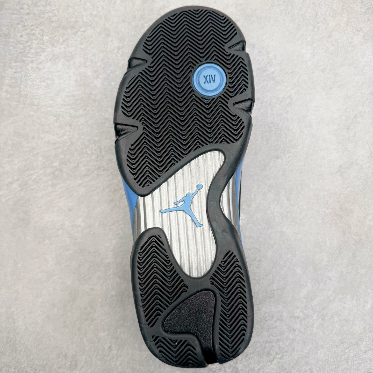 图片[9]-＃Kw纯原 Air Jordan AJ14 黑蓝 487471-002 外贸特供批次 原楦原档案数据开模打造 原厂中底拉帮钢印 原盒原配 以法拉利 550 Maranello 为设计灵感 类似跑车的全新流线鞋型 鞋头的麂皮与鞋身的荔枝皮相结合 最具代表性的黑红配色 中底内侧开创性的透气孔设计 看起来与跑车的进气口如出一辙 盾牌造型更能让人们直接想到法拉利的 Logo 尺码：40 40.5 41 42 42.5 43 44 44.5 45 46 47.5-选品中心