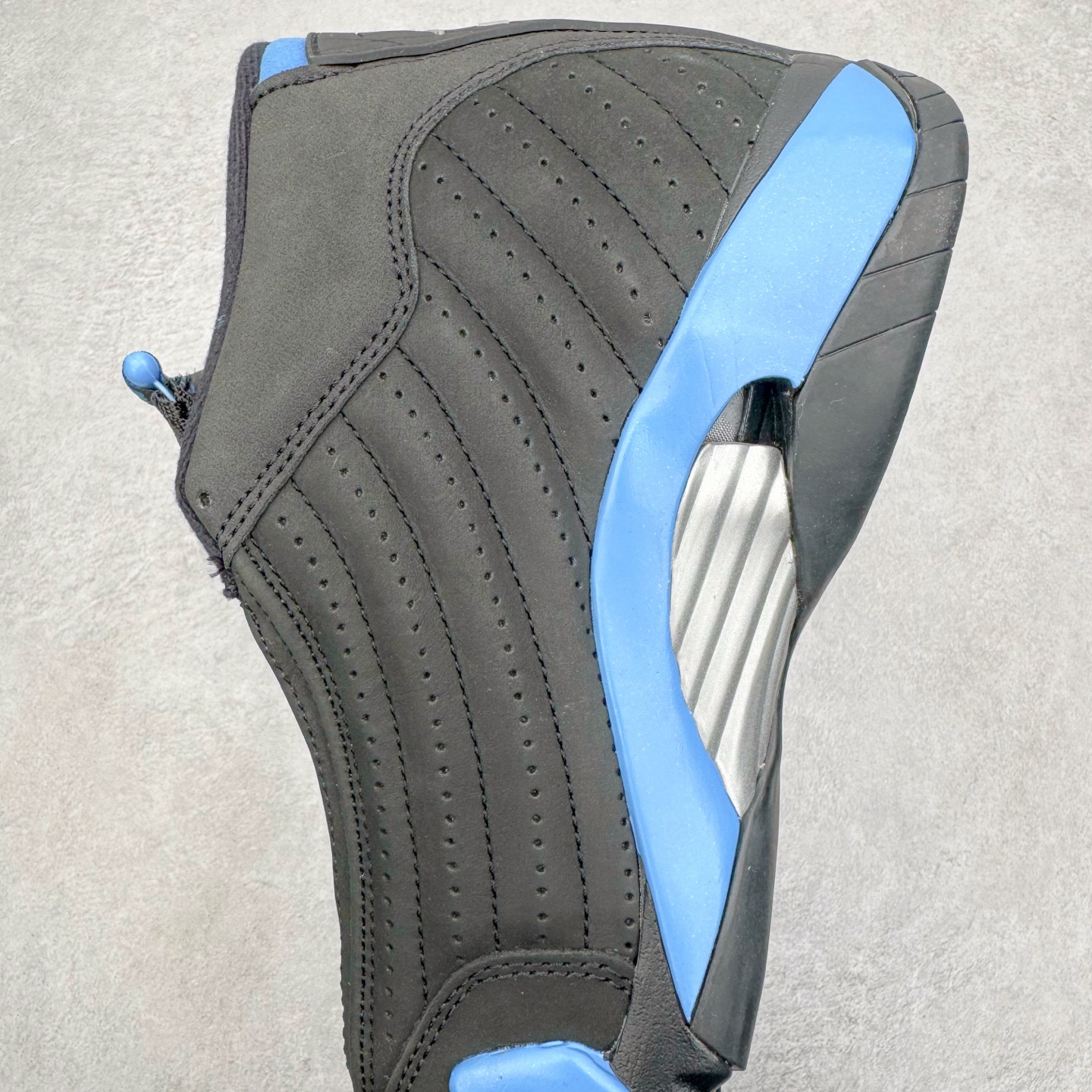 图片[7]-＃Kw纯原 Air Jordan AJ14 黑蓝 487471-002 外贸特供批次 原楦原档案数据开模打造 原厂中底拉帮钢印 原盒原配 以法拉利 550 Maranello 为设计灵感 类似跑车的全新流线鞋型 鞋头的麂皮与鞋身的荔枝皮相结合 最具代表性的黑红配色 中底内侧开创性的透气孔设计 看起来与跑车的进气口如出一辙 盾牌造型更能让人们直接想到法拉利的 Logo 尺码：40 40.5 41 42 42.5 43 44 44.5 45 46 47.5-选品中心