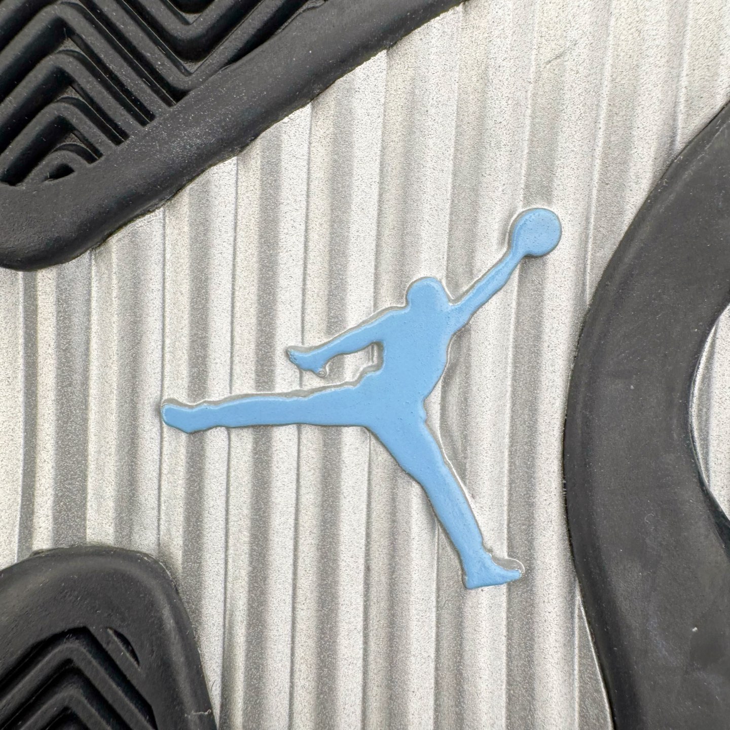 图片[18]-＃Kw纯原 Air Jordan AJ14 黑蓝 487471-002 外贸特供批次 原楦原档案数据开模打造 原厂中底拉帮钢印 原盒原配 以法拉利 550 Maranello 为设计灵感 类似跑车的全新流线鞋型 鞋头的麂皮与鞋身的荔枝皮相结合 最具代表性的黑红配色 中底内侧开创性的透气孔设计 看起来与跑车的进气口如出一辙 盾牌造型更能让人们直接想到法拉利的 Logo 尺码：40 40.5 41 42 42.5 43 44 44.5 45 46 47.5-选品中心