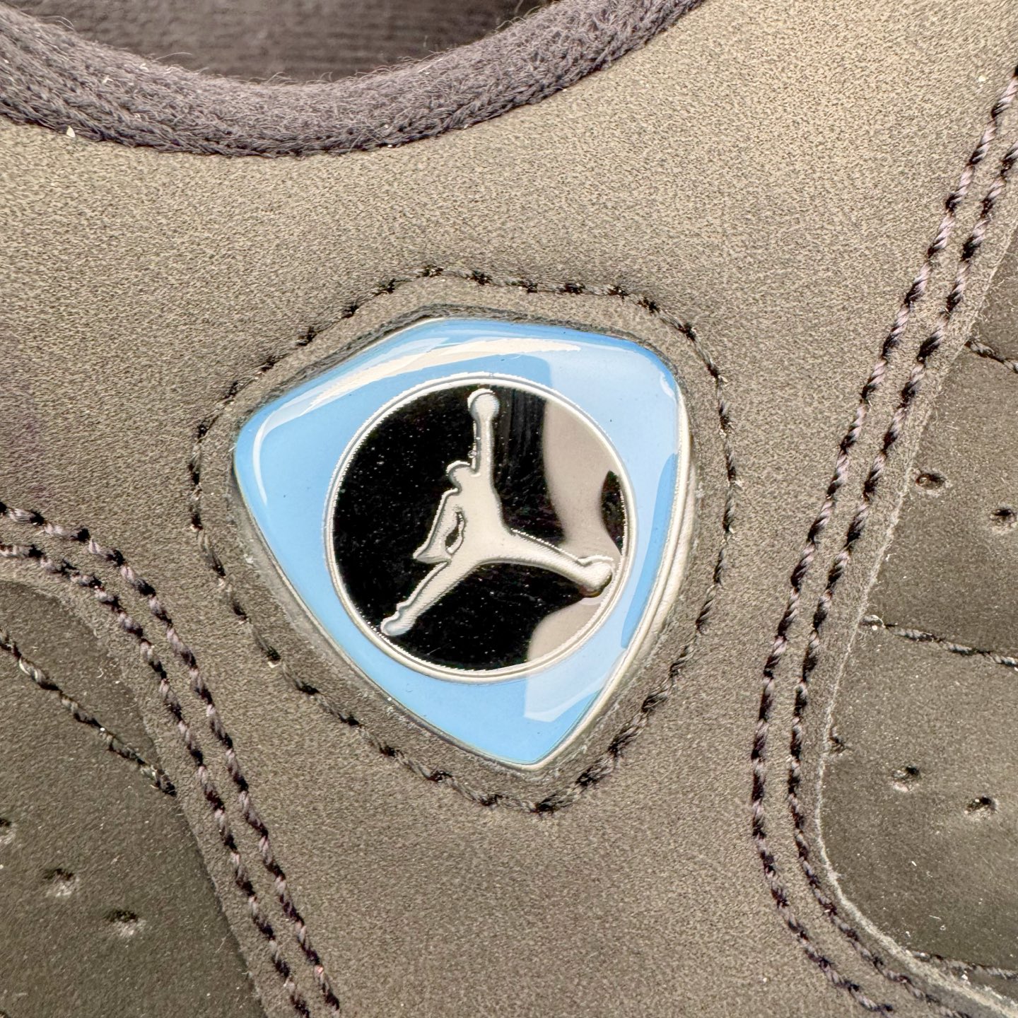 图片[16]-＃Kw纯原 Air Jordan AJ14 黑蓝 487471-002 外贸特供批次 原楦原档案数据开模打造 原厂中底拉帮钢印 原盒原配 以法拉利 550 Maranello 为设计灵感 类似跑车的全新流线鞋型 鞋头的麂皮与鞋身的荔枝皮相结合 最具代表性的黑红配色 中底内侧开创性的透气孔设计 看起来与跑车的进气口如出一辙 盾牌造型更能让人们直接想到法拉利的 Logo 尺码：40 40.5 41 42 42.5 43 44 44.5 45 46 47.5-选品中心