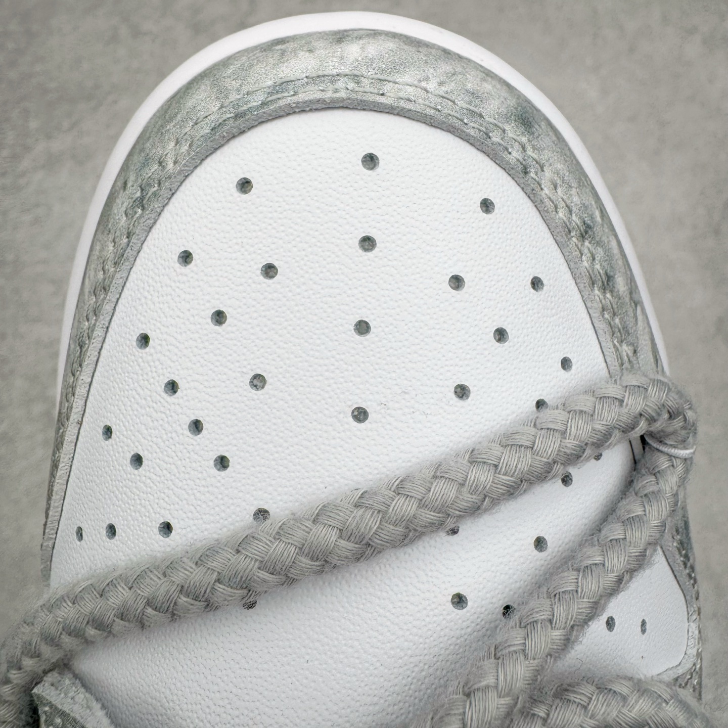 图片[15]-＃YC纯原 NK Dunk Low 凝灰纪元 HF5441-105 鞋身以纯白为画布，如初雪覆盖的旷野，而迷彩般的灰纹肆意蔓延，赋予鞋面立体触感与地质张力。侧身Swoosh以哑光灰低调勾勒，恰如暗藏于纪元深处的符号印记。灰度并非单调，而是层次的艺术：当岩石的肌理落入初雪之境，从浅灰的朦胧到深灰的锐利，以灰度美学重新定义你的穿搭法则。定制系列天花板 无原鞋不开发 全系列得物原鞋一比一校对开发 配色持续更新中 终端对接 优势输出 全套原厂楦头原纸板数据档案倾力打造 原汁原味莞产 极致还原 圈内最强针车工艺 高端零售指定版 广东原厂配套原盒原标 鞋盒分三个尺码段 原厂冲刀 超高清洁度 全鞋零毛边皮料切割 采用原厂百宏鞋带以及原厂百宏织唛舌标 内标可供原厂几率过验 进口原装条纹中底布 四线拉帮白色点胶 原厂拉帮手法遵循公司 原厂电绣 极致还原 尺码：36 36.5 37.5 38 38.5 39 40 40.5 41 42 42.5 43 44 44.5 45 46-选品中心