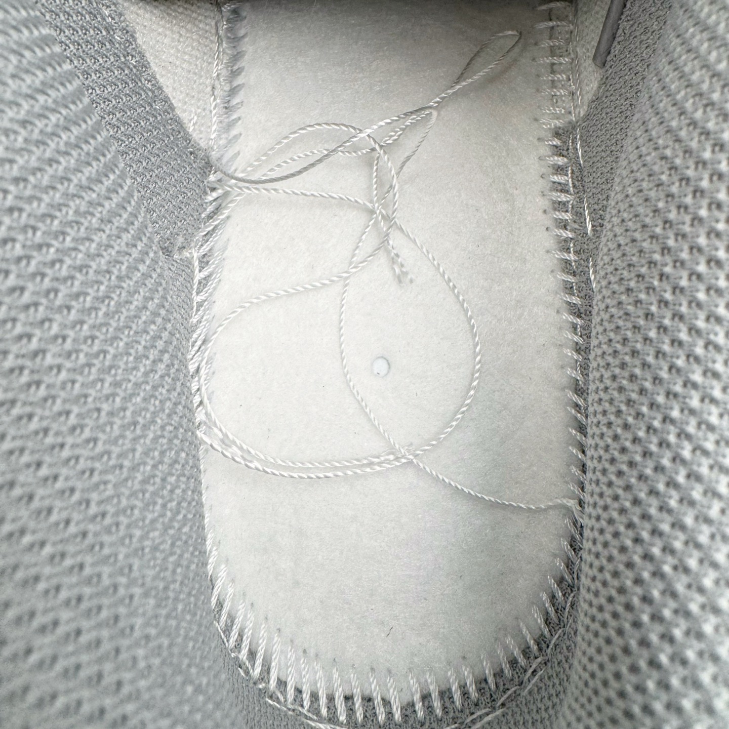 图片[10]-＃YC纯原 NK Dunk Low 凝灰纪元 HF5441-105 鞋身以纯白为画布，如初雪覆盖的旷野，而迷彩般的灰纹肆意蔓延，赋予鞋面立体触感与地质张力。侧身Swoosh以哑光灰低调勾勒，恰如暗藏于纪元深处的符号印记。灰度并非单调，而是层次的艺术：当岩石的肌理落入初雪之境，从浅灰的朦胧到深灰的锐利，以灰度美学重新定义你的穿搭法则。定制系列天花板 无原鞋不开发 全系列得物原鞋一比一校对开发 配色持续更新中 终端对接 优势输出 全套原厂楦头原纸板数据档案倾力打造 原汁原味莞产 极致还原 圈内最强针车工艺 高端零售指定版 广东原厂配套原盒原标 鞋盒分三个尺码段 原厂冲刀 超高清洁度 全鞋零毛边皮料切割 采用原厂百宏鞋带以及原厂百宏织唛舌标 内标可供原厂几率过验 进口原装条纹中底布 四线拉帮白色点胶 原厂拉帮手法遵循公司 原厂电绣 极致还原 尺码：36 36.5 37.5 38 38.5 39 40 40.5 41 42 42.5 43 44 44.5 45 46-选品中心