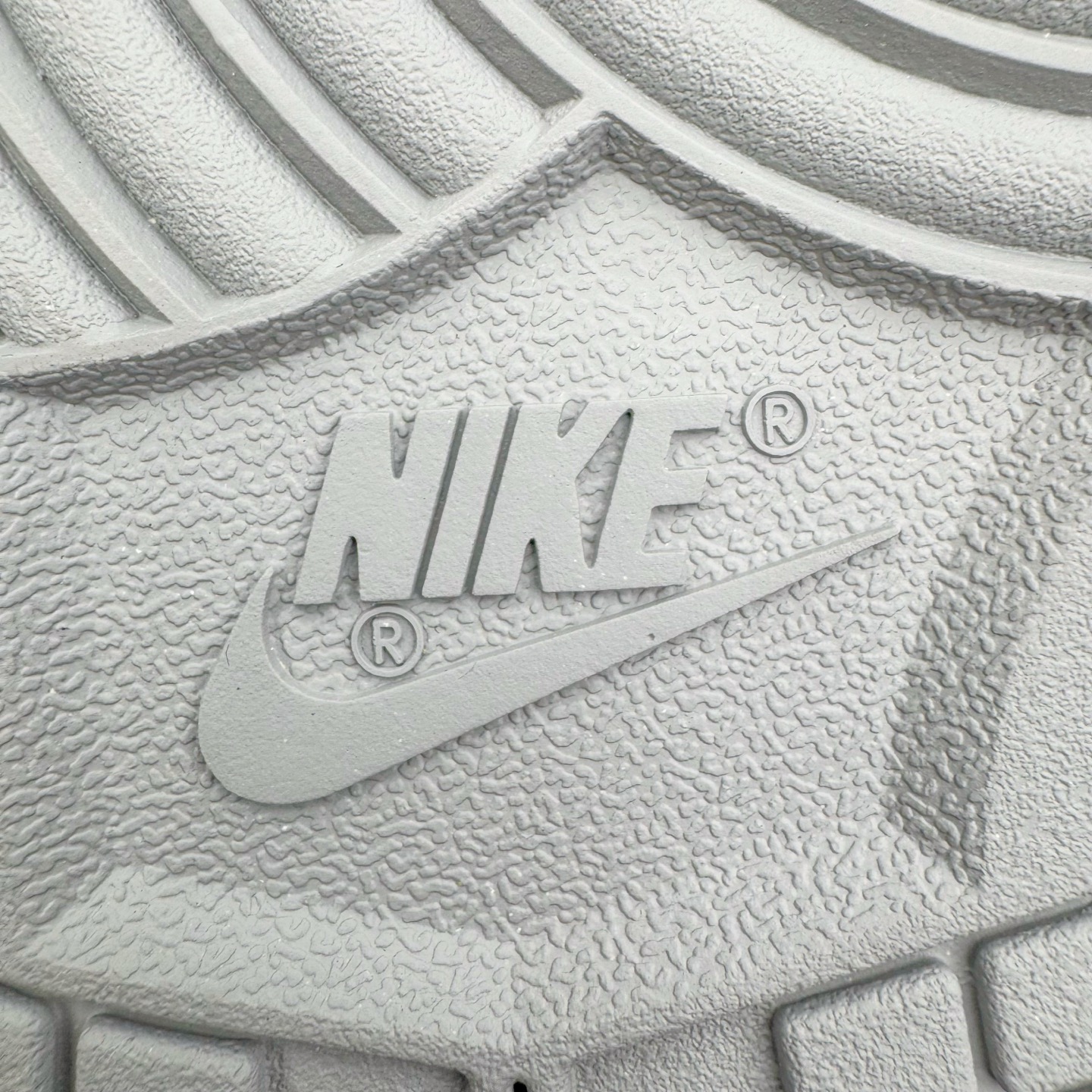 图片[20]-＃YC纯原 NK Dunk Low 凝灰纪元 HF5441-105 鞋身以纯白为画布，如初雪覆盖的旷野，而迷彩般的灰纹肆意蔓延，赋予鞋面立体触感与地质张力。侧身Swoosh以哑光灰低调勾勒，恰如暗藏于纪元深处的符号印记。灰度并非单调，而是层次的艺术：当岩石的肌理落入初雪之境，从浅灰的朦胧到深灰的锐利，以灰度美学重新定义你的穿搭法则。定制系列天花板 无原鞋不开发 全系列得物原鞋一比一校对开发 配色持续更新中 终端对接 优势输出 全套原厂楦头原纸板数据档案倾力打造 原汁原味莞产 极致还原 圈内最强针车工艺 高端零售指定版 广东原厂配套原盒原标 鞋盒分三个尺码段 原厂冲刀 超高清洁度 全鞋零毛边皮料切割 采用原厂百宏鞋带以及原厂百宏织唛舌标 内标可供原厂几率过验 进口原装条纹中底布 四线拉帮白色点胶 原厂拉帮手法遵循公司 原厂电绣 极致还原 尺码：36 36.5 37.5 38 38.5 39 40 40.5 41 42 42.5 43 44 44.5 45 46-选品中心