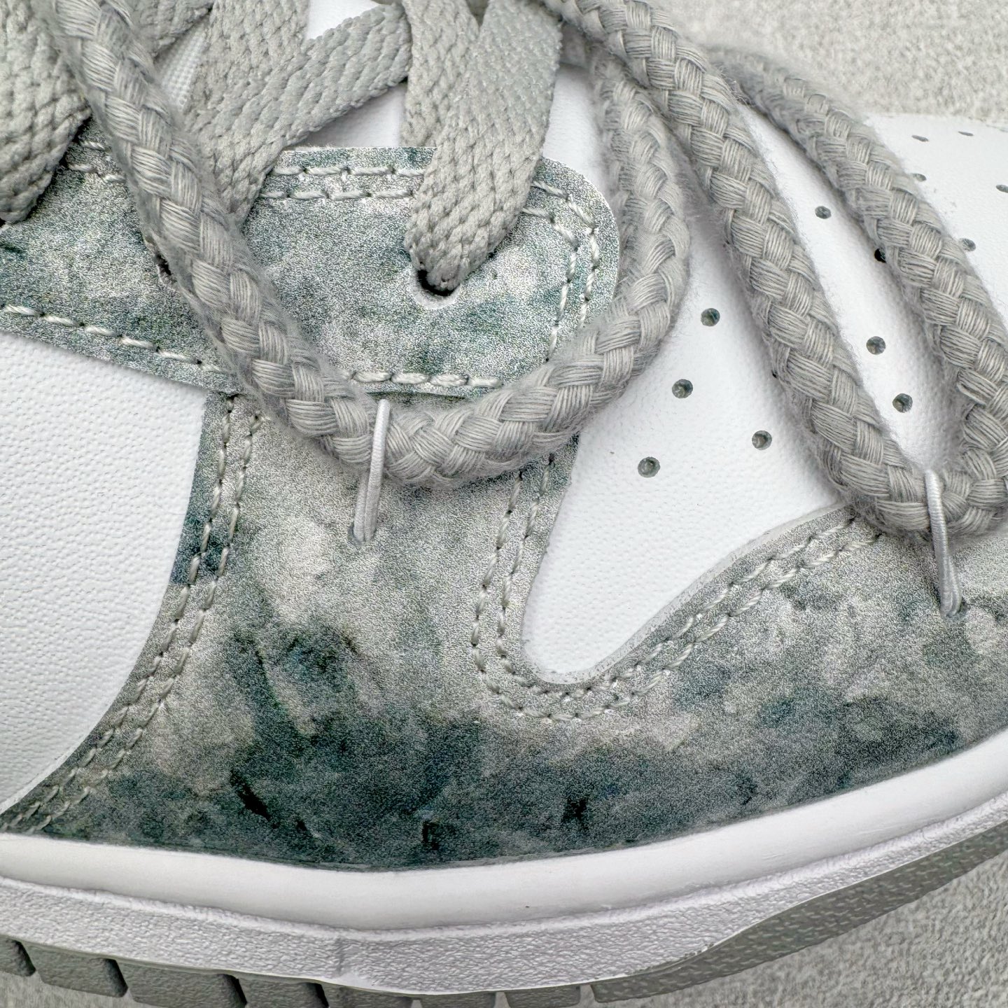 图片[19]-＃YC纯原 NK Dunk Low 凝灰纪元 HF5441-105 鞋身以纯白为画布，如初雪覆盖的旷野，而迷彩般的灰纹肆意蔓延，赋予鞋面立体触感与地质张力。侧身Swoosh以哑光灰低调勾勒，恰如暗藏于纪元深处的符号印记。灰度并非单调，而是层次的艺术：当岩石的肌理落入初雪之境，从浅灰的朦胧到深灰的锐利，以灰度美学重新定义你的穿搭法则。定制系列天花板 无原鞋不开发 全系列得物原鞋一比一校对开发 配色持续更新中 终端对接 优势输出 全套原厂楦头原纸板数据档案倾力打造 原汁原味莞产 极致还原 圈内最强针车工艺 高端零售指定版 广东原厂配套原盒原标 鞋盒分三个尺码段 原厂冲刀 超高清洁度 全鞋零毛边皮料切割 采用原厂百宏鞋带以及原厂百宏织唛舌标 内标可供原厂几率过验 进口原装条纹中底布 四线拉帮白色点胶 原厂拉帮手法遵循公司 原厂电绣 极致还原 尺码：36 36.5 37.5 38 38.5 39 40 40.5 41 42 42.5 43 44 44.5 45 46-选品中心