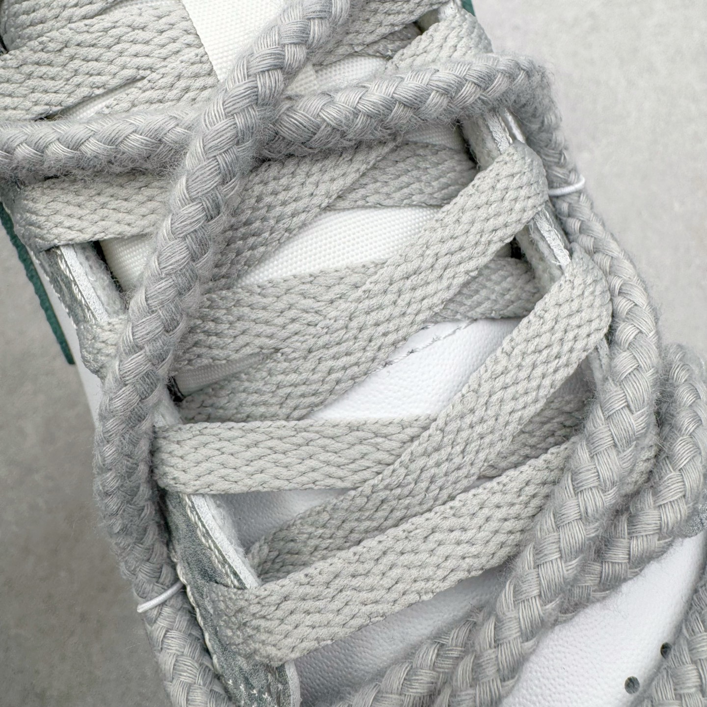 图片[14]-＃YC纯原 NK Dunk Low 凝灰纪元 HF5441-105 鞋身以纯白为画布，如初雪覆盖的旷野，而迷彩般的灰纹肆意蔓延，赋予鞋面立体触感与地质张力。侧身Swoosh以哑光灰低调勾勒，恰如暗藏于纪元深处的符号印记。灰度并非单调，而是层次的艺术：当岩石的肌理落入初雪之境，从浅灰的朦胧到深灰的锐利，以灰度美学重新定义你的穿搭法则。定制系列天花板 无原鞋不开发 全系列得物原鞋一比一校对开发 配色持续更新中 终端对接 优势输出 全套原厂楦头原纸板数据档案倾力打造 原汁原味莞产 极致还原 圈内最强针车工艺 高端零售指定版 广东原厂配套原盒原标 鞋盒分三个尺码段 原厂冲刀 超高清洁度 全鞋零毛边皮料切割 采用原厂百宏鞋带以及原厂百宏织唛舌标 内标可供原厂几率过验 进口原装条纹中底布 四线拉帮白色点胶 原厂拉帮手法遵循公司 原厂电绣 极致还原 尺码：36 36.5 37.5 38 38.5 39 40 40.5 41 42 42.5 43 44 44.5 45 46-选品中心