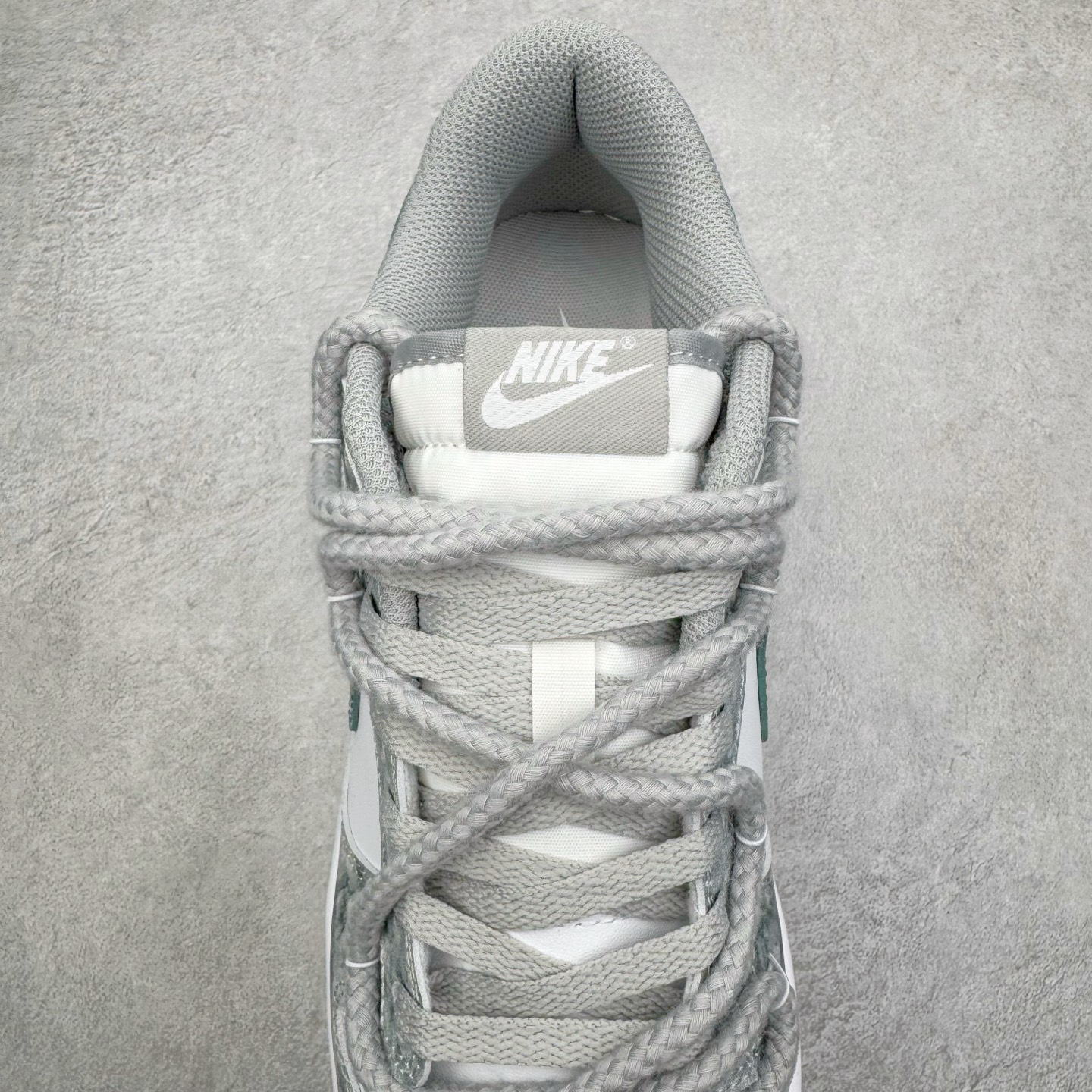 图片[5]-＃YC纯原 NK Dunk Low 凝灰纪元 HF5441-105 鞋身以纯白为画布，如初雪覆盖的旷野，而迷彩般的灰纹肆意蔓延，赋予鞋面立体触感与地质张力。侧身Swoosh以哑光灰低调勾勒，恰如暗藏于纪元深处的符号印记。灰度并非单调，而是层次的艺术：当岩石的肌理落入初雪之境，从浅灰的朦胧到深灰的锐利，以灰度美学重新定义你的穿搭法则。定制系列天花板 无原鞋不开发 全系列得物原鞋一比一校对开发 配色持续更新中 终端对接 优势输出 全套原厂楦头原纸板数据档案倾力打造 原汁原味莞产 极致还原 圈内最强针车工艺 高端零售指定版 广东原厂配套原盒原标 鞋盒分三个尺码段 原厂冲刀 超高清洁度 全鞋零毛边皮料切割 采用原厂百宏鞋带以及原厂百宏织唛舌标 内标可供原厂几率过验 进口原装条纹中底布 四线拉帮白色点胶 原厂拉帮手法遵循公司 原厂电绣 极致还原 尺码：36 36.5 37.5 38 38.5 39 40 40.5 41 42 42.5 43 44 44.5 45 46-选品中心