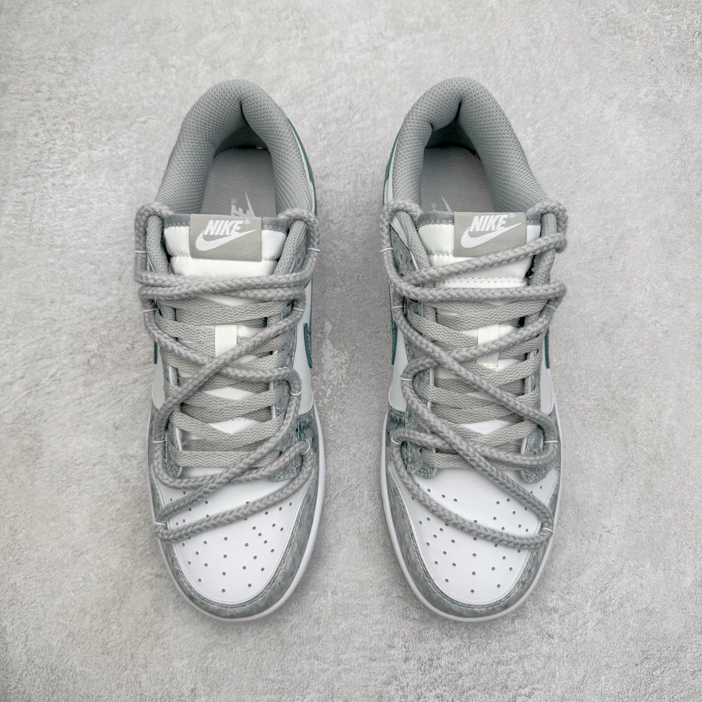 图片[2]-＃YC纯原 NK Dunk Low 凝灰纪元 HF5441-105 鞋身以纯白为画布，如初雪覆盖的旷野，而迷彩般的灰纹肆意蔓延，赋予鞋面立体触感与地质张力。侧身Swoosh以哑光灰低调勾勒，恰如暗藏于纪元深处的符号印记。灰度并非单调，而是层次的艺术：当岩石的肌理落入初雪之境，从浅灰的朦胧到深灰的锐利，以灰度美学重新定义你的穿搭法则。定制系列天花板 无原鞋不开发 全系列得物原鞋一比一校对开发 配色持续更新中 终端对接 优势输出 全套原厂楦头原纸板数据档案倾力打造 原汁原味莞产 极致还原 圈内最强针车工艺 高端零售指定版 广东原厂配套原盒原标 鞋盒分三个尺码段 原厂冲刀 超高清洁度 全鞋零毛边皮料切割 采用原厂百宏鞋带以及原厂百宏织唛舌标 内标可供原厂几率过验 进口原装条纹中底布 四线拉帮白色点胶 原厂拉帮手法遵循公司 原厂电绣 极致还原 尺码：36 36.5 37.5 38 38.5 39 40 40.5 41 42 42.5 43 44 44.5 45 46-选品中心