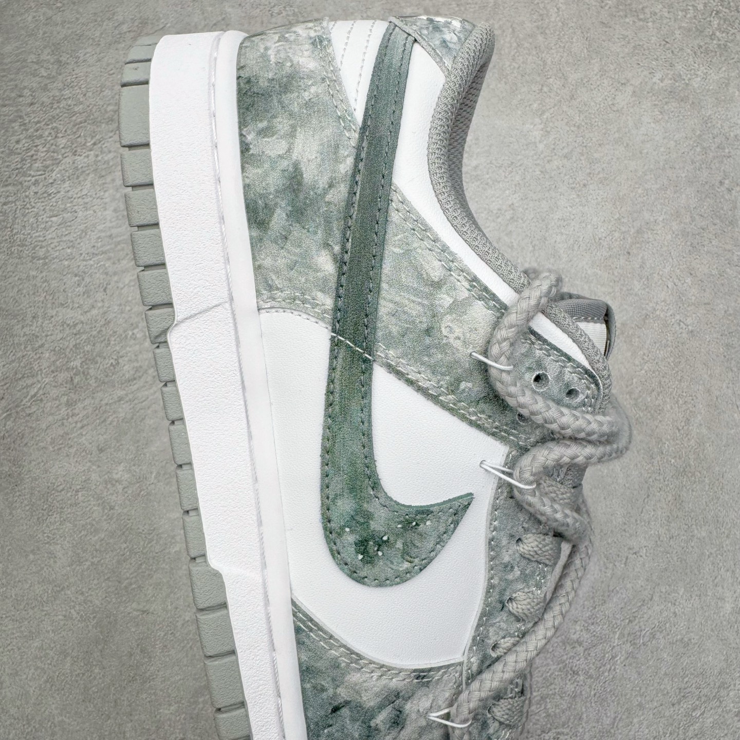 图片[6]-＃YC纯原 NK Dunk Low 凝灰纪元 HF5441-105 鞋身以纯白为画布，如初雪覆盖的旷野，而迷彩般的灰纹肆意蔓延，赋予鞋面立体触感与地质张力。侧身Swoosh以哑光灰低调勾勒，恰如暗藏于纪元深处的符号印记。灰度并非单调，而是层次的艺术：当岩石的肌理落入初雪之境，从浅灰的朦胧到深灰的锐利，以灰度美学重新定义你的穿搭法则。定制系列天花板 无原鞋不开发 全系列得物原鞋一比一校对开发 配色持续更新中 终端对接 优势输出 全套原厂楦头原纸板数据档案倾力打造 原汁原味莞产 极致还原 圈内最强针车工艺 高端零售指定版 广东原厂配套原盒原标 鞋盒分三个尺码段 原厂冲刀 超高清洁度 全鞋零毛边皮料切割 采用原厂百宏鞋带以及原厂百宏织唛舌标 内标可供原厂几率过验 进口原装条纹中底布 四线拉帮白色点胶 原厂拉帮手法遵循公司 原厂电绣 极致还原 尺码：36 36.5 37.5 38 38.5 39 40 40.5 41 42 42.5 43 44 44.5 45 46-选品中心