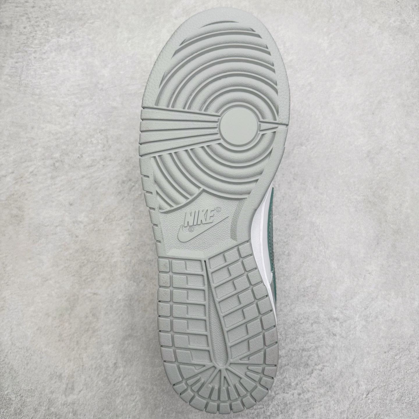 图片[9]-＃YC纯原 NK Dunk Low 凝灰纪元 HF5441-105 鞋身以纯白为画布，如初雪覆盖的旷野，而迷彩般的灰纹肆意蔓延，赋予鞋面立体触感与地质张力。侧身Swoosh以哑光灰低调勾勒，恰如暗藏于纪元深处的符号印记。灰度并非单调，而是层次的艺术：当岩石的肌理落入初雪之境，从浅灰的朦胧到深灰的锐利，以灰度美学重新定义你的穿搭法则。定制系列天花板 无原鞋不开发 全系列得物原鞋一比一校对开发 配色持续更新中 终端对接 优势输出 全套原厂楦头原纸板数据档案倾力打造 原汁原味莞产 极致还原 圈内最强针车工艺 高端零售指定版 广东原厂配套原盒原标 鞋盒分三个尺码段 原厂冲刀 超高清洁度 全鞋零毛边皮料切割 采用原厂百宏鞋带以及原厂百宏织唛舌标 内标可供原厂几率过验 进口原装条纹中底布 四线拉帮白色点胶 原厂拉帮手法遵循公司 原厂电绣 极致还原 尺码：36 36.5 37.5 38 38.5 39 40 40.5 41 42 42.5 43 44 44.5 45 46-选品中心