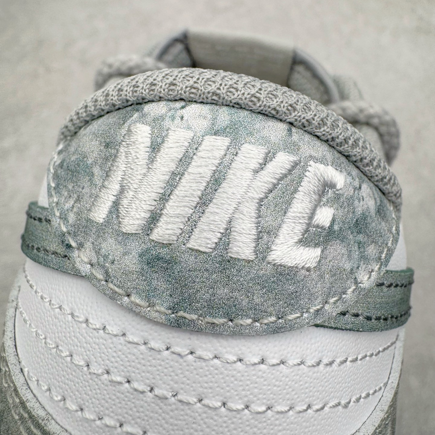 图片[16]-＃YC纯原 NK Dunk Low 凝灰纪元 HF5441-105 鞋身以纯白为画布，如初雪覆盖的旷野，而迷彩般的灰纹肆意蔓延，赋予鞋面立体触感与地质张力。侧身Swoosh以哑光灰低调勾勒，恰如暗藏于纪元深处的符号印记。灰度并非单调，而是层次的艺术：当岩石的肌理落入初雪之境，从浅灰的朦胧到深灰的锐利，以灰度美学重新定义你的穿搭法则。定制系列天花板 无原鞋不开发 全系列得物原鞋一比一校对开发 配色持续更新中 终端对接 优势输出 全套原厂楦头原纸板数据档案倾力打造 原汁原味莞产 极致还原 圈内最强针车工艺 高端零售指定版 广东原厂配套原盒原标 鞋盒分三个尺码段 原厂冲刀 超高清洁度 全鞋零毛边皮料切割 采用原厂百宏鞋带以及原厂百宏织唛舌标 内标可供原厂几率过验 进口原装条纹中底布 四线拉帮白色点胶 原厂拉帮手法遵循公司 原厂电绣 极致还原 尺码：36 36.5 37.5 38 38.5 39 40 40.5 41 42 42.5 43 44 44.5 45 46-选品中心