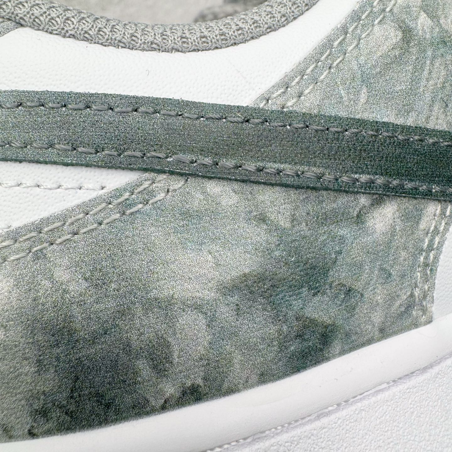 图片[17]-＃YC纯原 NK Dunk Low 凝灰纪元 HF5441-105 鞋身以纯白为画布，如初雪覆盖的旷野，而迷彩般的灰纹肆意蔓延，赋予鞋面立体触感与地质张力。侧身Swoosh以哑光灰低调勾勒，恰如暗藏于纪元深处的符号印记。灰度并非单调，而是层次的艺术：当岩石的肌理落入初雪之境，从浅灰的朦胧到深灰的锐利，以灰度美学重新定义你的穿搭法则。定制系列天花板 无原鞋不开发 全系列得物原鞋一比一校对开发 配色持续更新中 终端对接 优势输出 全套原厂楦头原纸板数据档案倾力打造 原汁原味莞产 极致还原 圈内最强针车工艺 高端零售指定版 广东原厂配套原盒原标 鞋盒分三个尺码段 原厂冲刀 超高清洁度 全鞋零毛边皮料切割 采用原厂百宏鞋带以及原厂百宏织唛舌标 内标可供原厂几率过验 进口原装条纹中底布 四线拉帮白色点胶 原厂拉帮手法遵循公司 原厂电绣 极致还原 尺码：36 36.5 37.5 38 38.5 39 40 40.5 41 42 42.5 43 44 44.5 45 46-选品中心