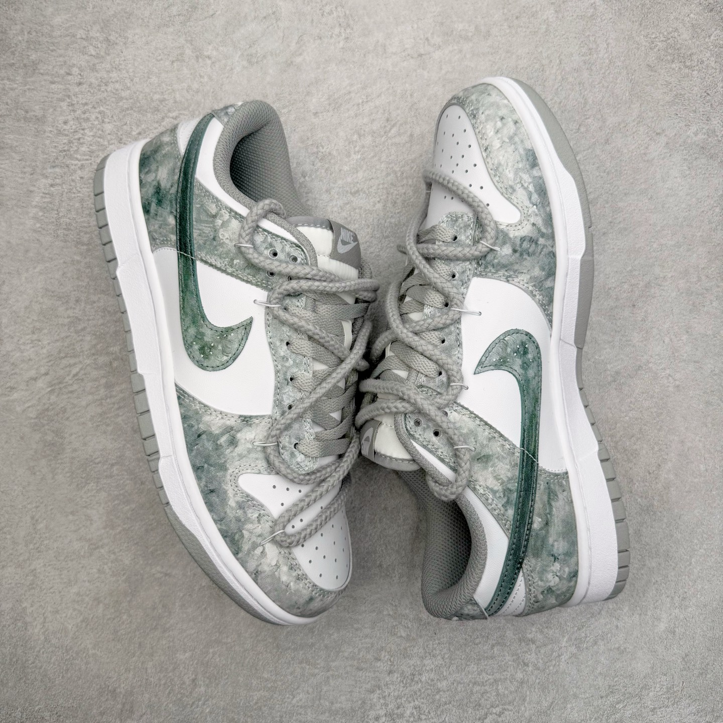 图片[3]-＃YC纯原 NK Dunk Low 凝灰纪元 HF5441-105 鞋身以纯白为画布，如初雪覆盖的旷野，而迷彩般的灰纹肆意蔓延，赋予鞋面立体触感与地质张力。侧身Swoosh以哑光灰低调勾勒，恰如暗藏于纪元深处的符号印记。灰度并非单调，而是层次的艺术：当岩石的肌理落入初雪之境，从浅灰的朦胧到深灰的锐利，以灰度美学重新定义你的穿搭法则。定制系列天花板 无原鞋不开发 全系列得物原鞋一比一校对开发 配色持续更新中 终端对接 优势输出 全套原厂楦头原纸板数据档案倾力打造 原汁原味莞产 极致还原 圈内最强针车工艺 高端零售指定版 广东原厂配套原盒原标 鞋盒分三个尺码段 原厂冲刀 超高清洁度 全鞋零毛边皮料切割 采用原厂百宏鞋带以及原厂百宏织唛舌标 内标可供原厂几率过验 进口原装条纹中底布 四线拉帮白色点胶 原厂拉帮手法遵循公司 原厂电绣 极致还原 尺码：36 36.5 37.5 38 38.5 39 40 40.5 41 42 42.5 43 44 44.5 45 46-选品中心