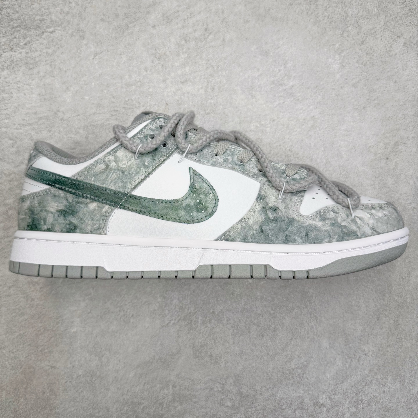 ＃YC纯原 NK Dunk Low 凝灰纪元 HF5441-105 鞋身以纯白为画布，如初雪覆盖的旷野，而迷彩般的灰纹肆意蔓延，赋予鞋面立体触感与地质张力。侧身Swoosh以哑光灰低调勾勒，恰如暗藏于纪元深处的符号印记。灰度并非单调，而是层次的艺术：当岩石的肌理落入初雪之境，从浅灰的朦胧到深灰的锐利，以灰度美学重新定义你的穿搭法则。定制系列天花板 无原鞋不开发 全系列得物原鞋一比一校对开发 配色持续更新中 终端对接 优势输出 全套原厂楦头原纸板数据档案倾力打造 原汁原味莞产 极致还原 圈内最强针车工艺 高端零售指定版 广东原厂配套原盒原标 鞋盒分三个尺码段 原厂冲刀 超高清洁度 全鞋零毛边皮料切割 采用原厂百宏鞋带以及原厂百宏织唛舌标 内标可供原厂几率过验 进口原装条纹中底布 四线拉帮白色点胶 原厂拉帮手法遵循公司 原厂电绣 极致还原 尺码：36 36.5 37.5 38 38.5 39 40 40.5 41 42 42.5 43 44 44.5 45 46-选品中心