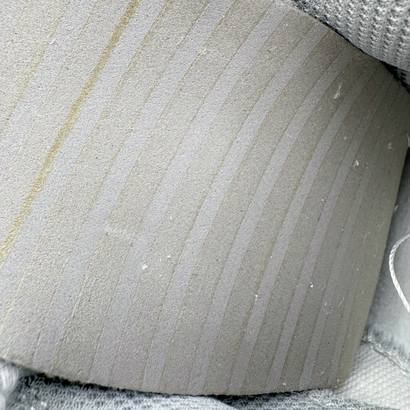 图片[11]-＃YC纯原 NK Dunk Low 凝灰纪元 HF5441-105 鞋身以纯白为画布，如初雪覆盖的旷野，而迷彩般的灰纹肆意蔓延，赋予鞋面立体触感与地质张力。侧身Swoosh以哑光灰低调勾勒，恰如暗藏于纪元深处的符号印记。灰度并非单调，而是层次的艺术：当岩石的肌理落入初雪之境，从浅灰的朦胧到深灰的锐利，以灰度美学重新定义你的穿搭法则。定制系列天花板 无原鞋不开发 全系列得物原鞋一比一校对开发 配色持续更新中 终端对接 优势输出 全套原厂楦头原纸板数据档案倾力打造 原汁原味莞产 极致还原 圈内最强针车工艺 高端零售指定版 广东原厂配套原盒原标 鞋盒分三个尺码段 原厂冲刀 超高清洁度 全鞋零毛边皮料切割 采用原厂百宏鞋带以及原厂百宏织唛舌标 内标可供原厂几率过验 进口原装条纹中底布 四线拉帮白色点胶 原厂拉帮手法遵循公司 原厂电绣 极致还原 尺码：36 36.5 37.5 38 38.5 39 40 40.5 41 42 42.5 43 44 44.5 45 46-选品中心