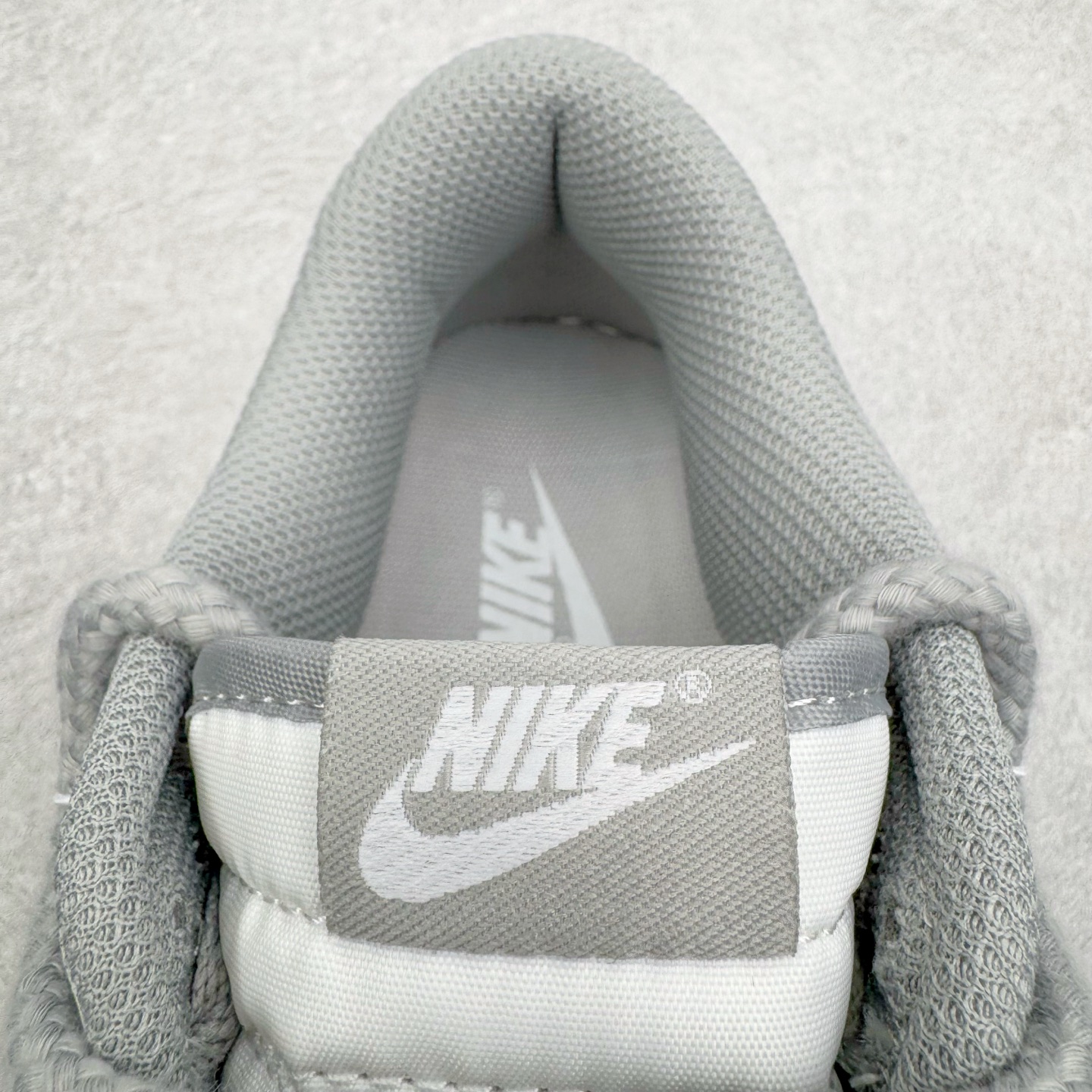 图片[13]-＃YC纯原 NK Dunk Low 凝灰纪元 HF5441-105 鞋身以纯白为画布，如初雪覆盖的旷野，而迷彩般的灰纹肆意蔓延，赋予鞋面立体触感与地质张力。侧身Swoosh以哑光灰低调勾勒，恰如暗藏于纪元深处的符号印记。灰度并非单调，而是层次的艺术：当岩石的肌理落入初雪之境，从浅灰的朦胧到深灰的锐利，以灰度美学重新定义你的穿搭法则。定制系列天花板 无原鞋不开发 全系列得物原鞋一比一校对开发 配色持续更新中 终端对接 优势输出 全套原厂楦头原纸板数据档案倾力打造 原汁原味莞产 极致还原 圈内最强针车工艺 高端零售指定版 广东原厂配套原盒原标 鞋盒分三个尺码段 原厂冲刀 超高清洁度 全鞋零毛边皮料切割 采用原厂百宏鞋带以及原厂百宏织唛舌标 内标可供原厂几率过验 进口原装条纹中底布 四线拉帮白色点胶 原厂拉帮手法遵循公司 原厂电绣 极致还原 尺码：36 36.5 37.5 38 38.5 39 40 40.5 41 42 42.5 43 44 44.5 45 46-选品中心
