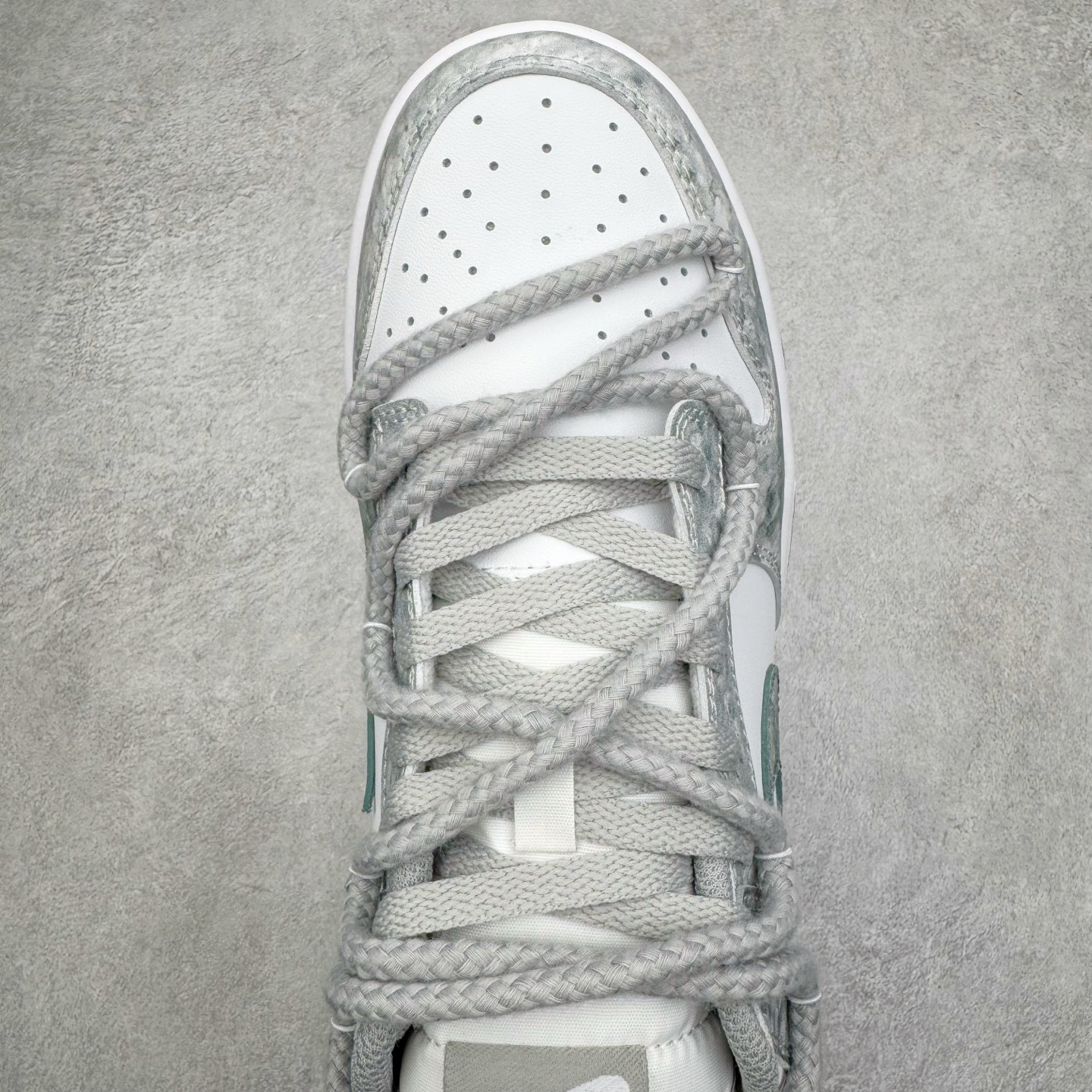 图片[4]-＃YC纯原 NK Dunk Low 凝灰纪元 HF5441-105 鞋身以纯白为画布，如初雪覆盖的旷野，而迷彩般的灰纹肆意蔓延，赋予鞋面立体触感与地质张力。侧身Swoosh以哑光灰低调勾勒，恰如暗藏于纪元深处的符号印记。灰度并非单调，而是层次的艺术：当岩石的肌理落入初雪之境，从浅灰的朦胧到深灰的锐利，以灰度美学重新定义你的穿搭法则。定制系列天花板 无原鞋不开发 全系列得物原鞋一比一校对开发 配色持续更新中 终端对接 优势输出 全套原厂楦头原纸板数据档案倾力打造 原汁原味莞产 极致还原 圈内最强针车工艺 高端零售指定版 广东原厂配套原盒原标 鞋盒分三个尺码段 原厂冲刀 超高清洁度 全鞋零毛边皮料切割 采用原厂百宏鞋带以及原厂百宏织唛舌标 内标可供原厂几率过验 进口原装条纹中底布 四线拉帮白色点胶 原厂拉帮手法遵循公司 原厂电绣 极致还原 尺码：36 36.5 37.5 38 38.5 39 40 40.5 41 42 42.5 43 44 44.5 45 46-选品中心