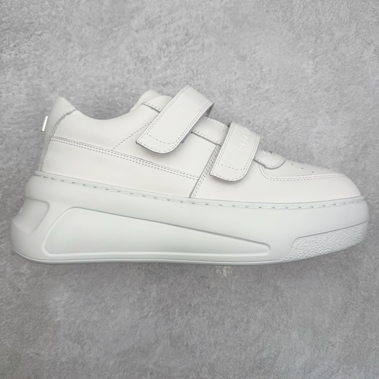 ＃M纯原 Acne Studios 2023 艾克妮魔术贴 低帮休闲小白鞋厚底款 增高7CM 显腿长 小红书爆款、网红、明星同款 购入原版开发，皮料、辅料按原鞋标准定制 独立磨具 区别市面流通版本 佛山大厂出品 出厂经过QC质检，细节、品控到位 完全遵循原版工艺打造 得物热度蝉联榜首31天 海淘专供版 赵露思、杨超越、欧阳娜娜同款 高端零售 外贸充正专供 原版购入开发 全鞋身采用进口头层皮 请注意区分市面通货材、错误大底 一眼就种草的小白鞋 无敌好搭配不挑季节不挑穿搭一双鞋就ok 魔术贴设计穿脱超方便 尺码：35 36 37 38 39 40-选品中心