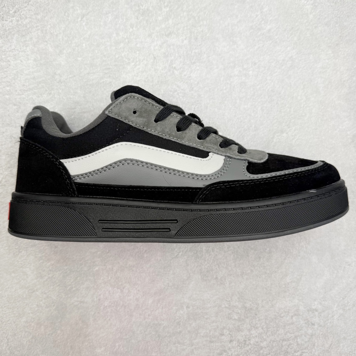 Vans Skate Estazzo 经典复古厚鞋舌面包鞋 此次全新鞋型从千禧年滑板鞋中汲取灵感，采用 麂皮与皮革拼接鞋面，搭配宽厚鞋舌与挺括鞋身，既延续了经典面包鞋的复古轮廓，又通过立体剪裁满足业余滑手与职业运动员的双重需求。 货号：VN000D45BYL 蓝黄 货号：VN000D45BA2 黑色 货号：VN000D45BA5 黑灰 尺码：36 36.5 37 38 38.5 39 40 40.5 41 42 42.5 43 44 45-选品中心