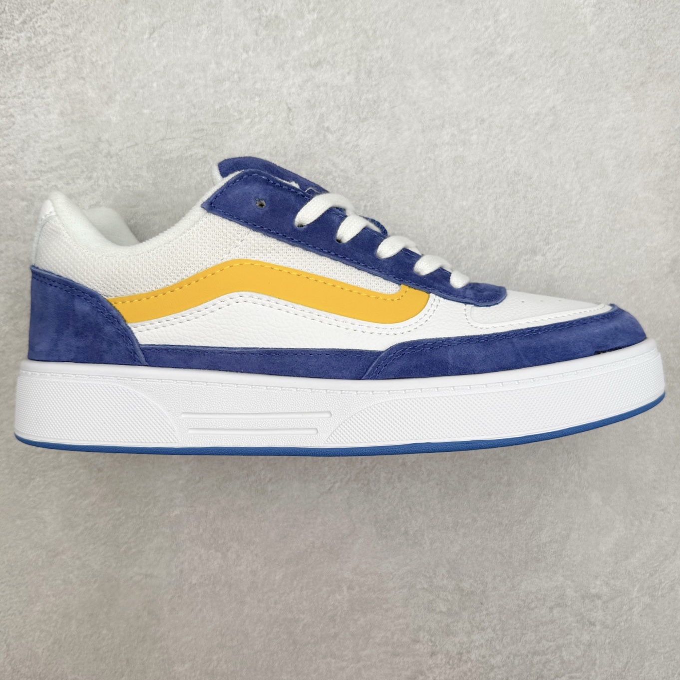 Vans Skate Estazzo 经典复古厚鞋舌面包鞋 此次全新鞋型从千禧年滑板鞋中汲取灵感，采用 麂皮与皮革拼接鞋面，搭配宽厚鞋舌与挺括鞋身，既延续了经典面包鞋的复古轮廓，又通过立体剪裁满足业余滑手与职业运动员的双重需求。 货号：VN000D45BYL 蓝黄 货号：VN000D45BA2 黑色 货号：VN000D45BA5 黑灰 尺码：36 36.5 37 38 38.5 39 40 40.5 41 42 42.5 43 44 45-选品中心