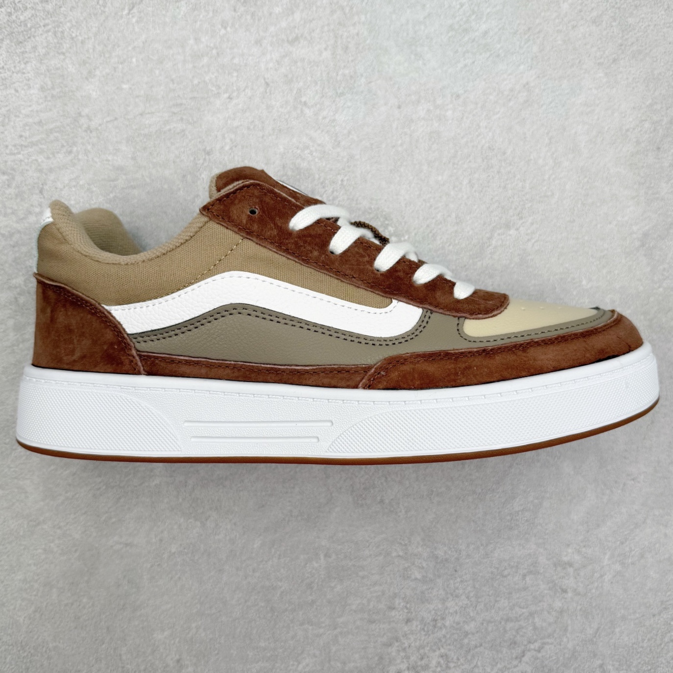 Vans Skate Estazzo 经典复古厚鞋舌面包鞋 此次全新鞋型从千禧年滑板鞋中汲取灵感，采用 麂皮与皮革拼接鞋面，搭配宽厚鞋舌与挺括鞋身，既延续了经典面包鞋的复古轮廓，又通过立体剪裁满足业余滑手与职业运动员的双重需求。 货号：VN000D45BYL 蓝黄 货号：VN000D45BA2 黑色 货号：VN000D45BA5 黑灰 尺码：36 36.5 37 38 38.5 39 40 40.5 41 42 42.5 43 44 45-选品中心