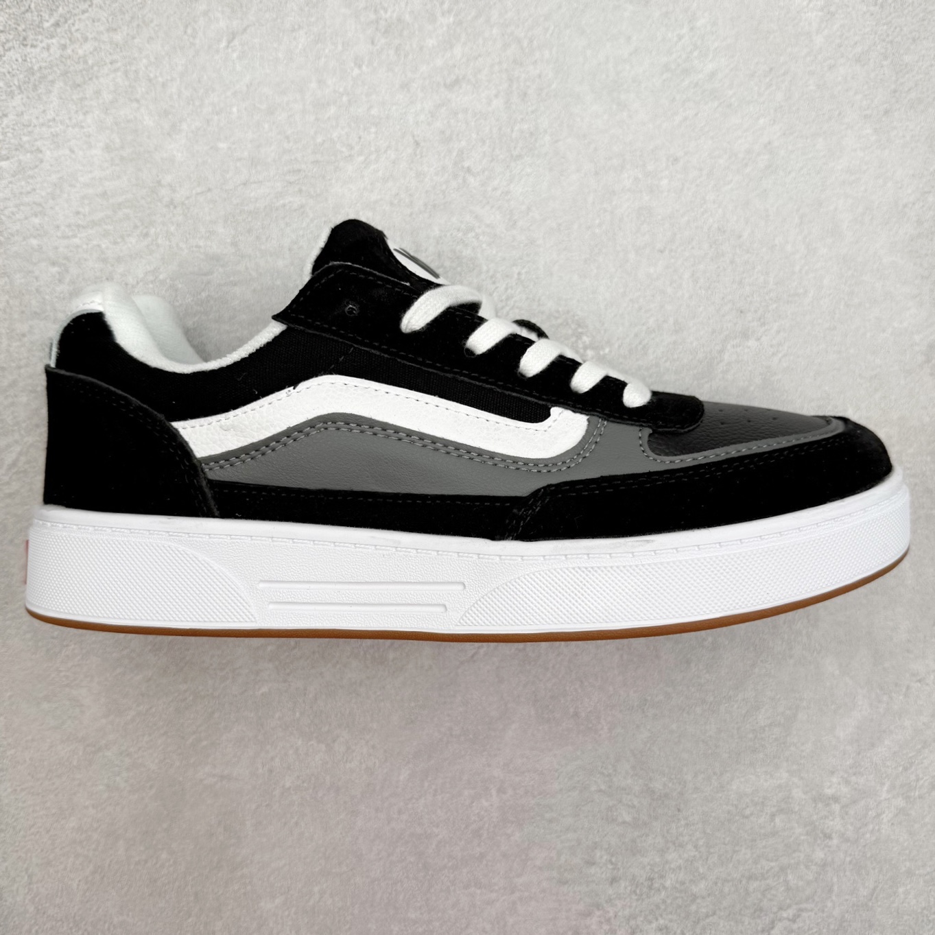 Vans Skate Estazzo 经典复古厚鞋舌面包鞋 此次全新鞋型从千禧年滑板鞋中汲取灵感，采用 麂皮与皮革拼接鞋面，搭配宽厚鞋舌与挺括鞋身，既延续了经典面包鞋的复古轮廓，又通过立体剪裁满足业余滑手与职业运动员的双重需求。 货号：VN000D45BYL 蓝黄 货号：VN000D45BA2 黑色 货号：VN000D45BA5 黑灰 尺码：36 36.5 37 38 38.5 39 40 40.5 41 42 42.5 43 44 45-选品中心