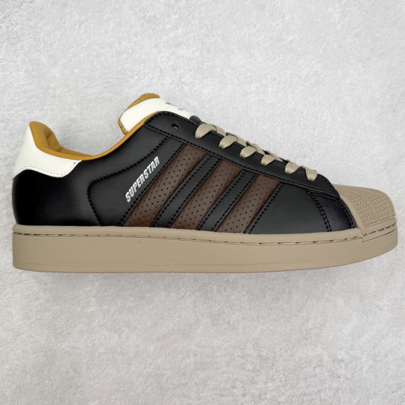 AD Originals Superstar 经典复古贝壳头板鞋 JP9187 诞生于1969年 是第一双将全皮面鞋 身与橡胶鞋头结合在一起的低帮篮球鞋 Superstar最开始 是作为高帮篮球鞋Pro Model的低帮版本而出现的 但因为其独特和醒目的橡胶鞋头造型而让大家熟知 被大家形象地称为\\\