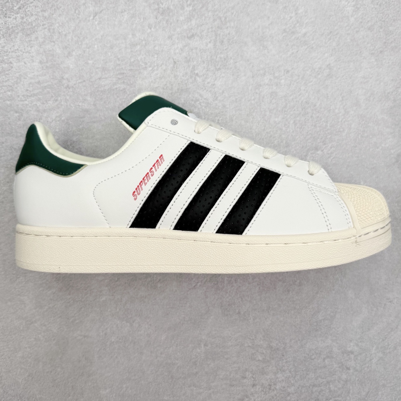 AD Originals Superstar 经典复古贝壳头板鞋 JP9188 诞生于1969年 是第一双将全皮面鞋 身与橡胶鞋头结合在一起的低帮篮球鞋 Superstar最开始 是作为高帮篮球鞋Pro Model的低帮版本而出现的 但因为其独特和醒目的橡胶鞋头造型而让大家熟知 被大家形象地称为\\\