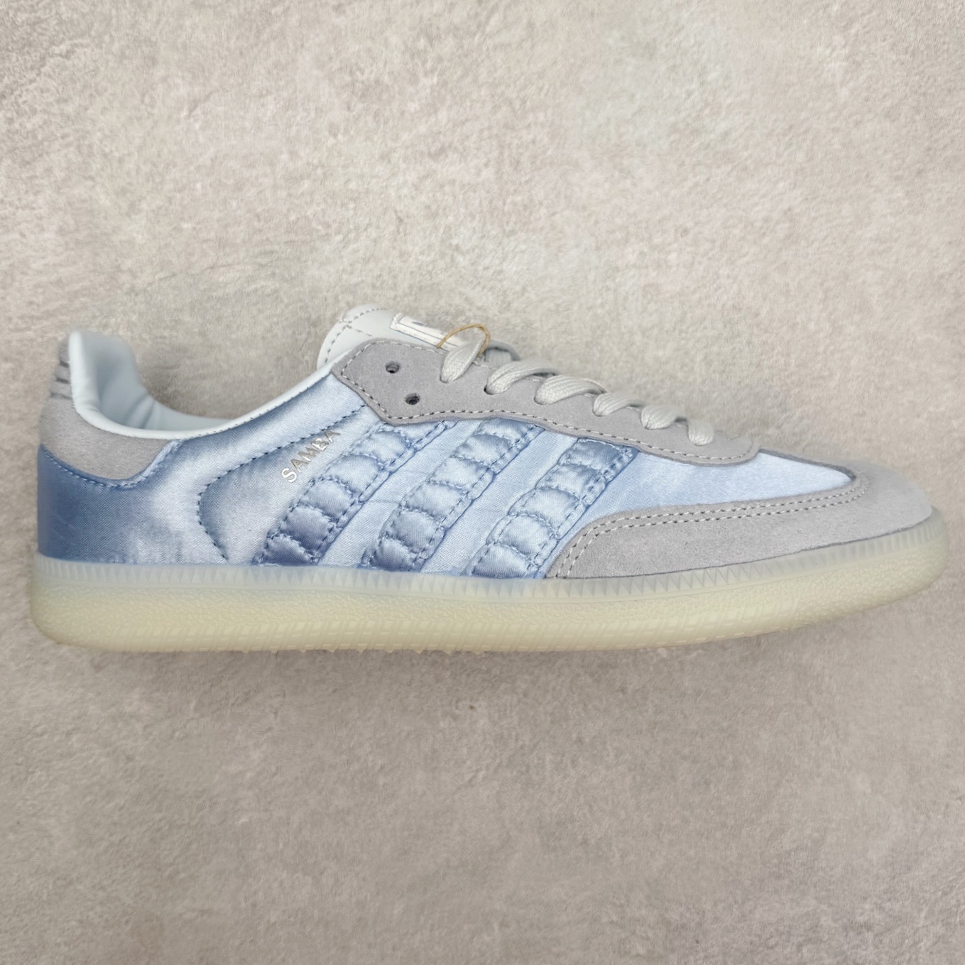 AD Original Samba OG 复古经典轻便板鞋 HQ5160 口碑大厂出品 品控大底版型不断改良更新 全套原纸板楦头开发 确保原汁原味 完美呈现桑巴版型 一比一鞋头弧度高度鞋身弧度 此版本只针对中端市场 皮料材质有所更替 其他数据细节工艺流程均保持一致 绝不口嗨 细节品控鞋型随意对比 正确烫金高频细节 原装纳米超迁皮料 独家私模橡胶大底 原盒原配 这款桑巴鞋展示了高质量的工艺 带有装饰的超锁缝制和无缝的手感 柔软、柔软的皮革造型和标志性的3条纹完成了精致的外观 正规合身鞋带 鞋面上有绒面鞋垫 橡胶鞋底 享受正畸套筒软感 自50年代首次亮相以来就一直在赢得粉丝的青睐 尺码：35.5 36 36.5 37.5 38 38.5 39 40 40.5 41 42 42.5 43 44 44.5 45-选品中心