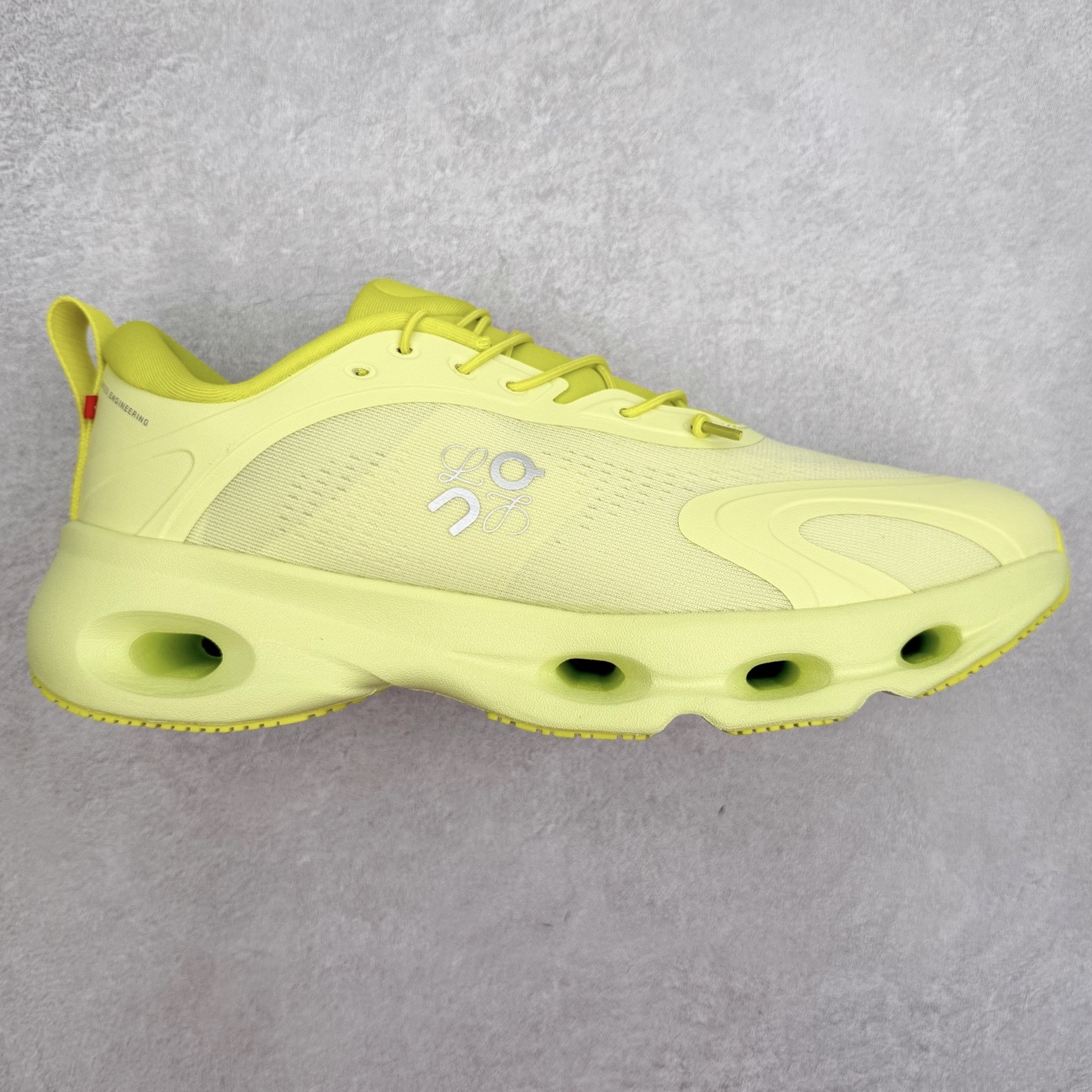 LOEWE x On昂跑Cloudsolo 罗意威联名款圆头抽绳低帮生活休闲鞋 此运动品牌 开创于2010年 缓震着陆、强效回弹、轻柔质感的设计构思始终是ON研制关键 与此同时基于“为全球提供革新性的跑步感受”信念 陆续推出了多款跑鞋及其以专业运动人体跑步工程学为设计关键的功能性跑步服饰设备 让跑者不费力气地畅快畅跑 尺码：36 36.5 37.5 38 38.5 39 40 40.5 41 42 42.5 43 44 44.5 45-选品中心