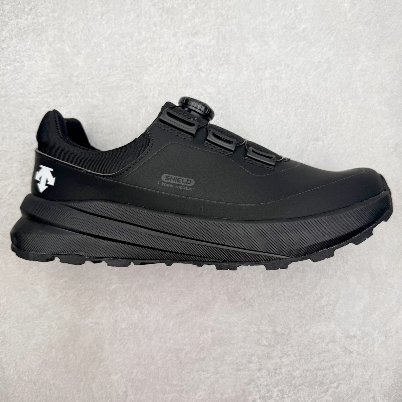 DESCENTE Dualis Dulis Wire Wp 运动低帮生活休闲鞋 DESCENTE（迪桑特）创立于1935年，品牌名取自法语词汇，意为“滑降”。品牌箭头标识代表滑雪的三种技术“高速直线滑行”、“穿越”和“侧滑”，也寓意品牌在打造高端专业运动产品中不断追求完美的创新精神，致力于成为中国高端专业滑雪、综训、女子、铁人三项、高尔夫的第一品牌。尺码：39 40 41 42 43 44 45-选品中心