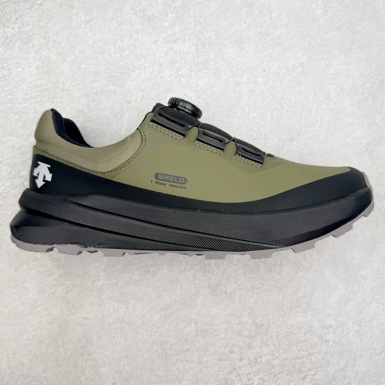 DESCENTE Dualis Dulis Wire Wp 运动低帮生活休闲鞋 DESCENTE（迪桑特）创立于1935年，品牌名取自法语词汇，意为“滑降”。品牌箭头标识代表滑雪的三种技术“高速直线滑行”、“穿越”和“侧滑”，也寓意品牌在打造高端专业运动产品中不断追求完美的创新精神，致力于成为中国高端专业滑雪、综训、女子、铁人三项、高尔夫的第一品牌。尺码：39 40 41 42 43 44 45-选品中心