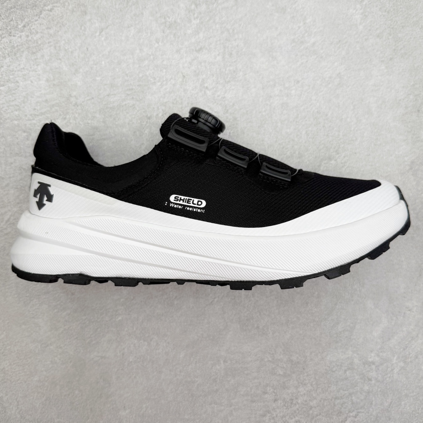 DESCENTE Dualis Dulis Wire Wp 运动低帮生活休闲鞋 DESCENTE（迪桑特）创立于1935年，品牌名取自法语词汇，意为“滑降”。品牌箭头标识代表滑雪的三种技术“高速直线滑行”、“穿越”和“侧滑”，也寓意品牌在打造高端专业运动产品中不断追求完美的创新精神，致力于成为中国高端专业滑雪、综训、女子、铁人三项、高尔夫的第一品牌。尺码：39 40 41 42 43 44 45-选品中心