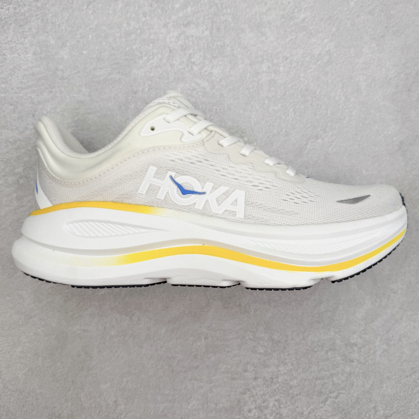 HOKA ONE ONE Bondi 9 WIDE 邦迪九代舒适防滑耐磨低帮休闲跑步鞋 HOKA ONE ONE是来自美国的跑步鞋知名品牌，创立于2009年，始终致力于为所有跑者提供更新、更好的跑步装备。相比常规跑鞋，HOKA ONE ONE特别研发使用性能独特的几何形跑鞋中底，此种鞋底更厚、更高、回弹性也更好，除了卓越的缓冲性能，它还能內各种阶段的跑者带来更具动感、更加稳定的跑步体验。HOKAONE ONE从设计之初就清楚意识到，要保证跑者步幅的均匀一致，双脚自然而然的运动至关重要。尺码：36 36.5 37.5 38 38.5 39 40 40.5 41 42 42.5 43 44 44.5 45-选品中心