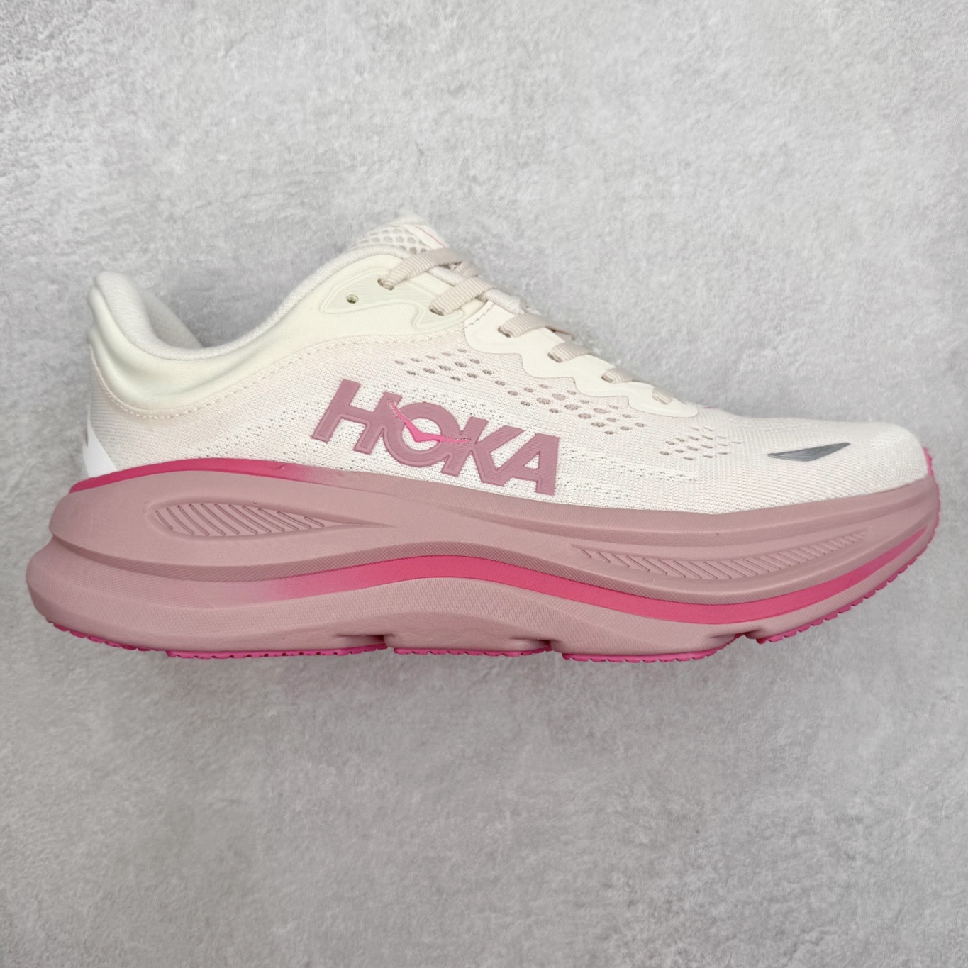 HOKA ONE ONE Bondi 9 WIDE 邦迪九代舒适防滑耐磨低帮休闲跑步鞋 HOKA ONE ONE是来自美国的跑步鞋知名品牌，创立于2009年，始终致力于为所有跑者提供更新、更好的跑步装备。相比常规跑鞋，HOKA ONE ONE特别研发使用性能独特的几何形跑鞋中底，此种鞋底更厚、更高、回弹性也更好，除了卓越的缓冲性能，它还能內各种阶段的跑者带来更具动感、更加稳定的跑步体验。HOKAONE ONE从设计之初就清楚意识到，要保证跑者步幅的均匀一致，双脚自然而然的运动至关重要。尺码：36 36.5 37.5 38 38.5 39 40 40.5 41 42 42.5 43 44 44.5 45-选品中心