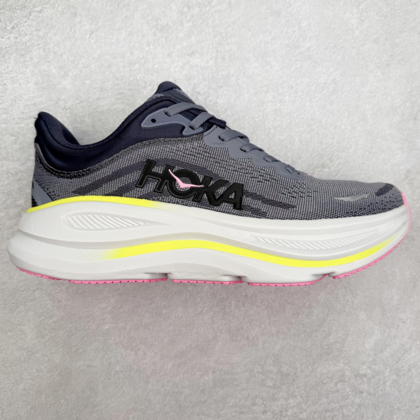 HOKA ONE ONE Bondi 9 WIDE 邦迪九代舒适防滑耐磨低帮休闲跑步鞋 HOKA ONE ONE是来自美国的跑步鞋知名品牌，创立于2009年，始终致力于为所有跑者提供更新、更好的跑步装备。相比常规跑鞋，HOKA ONE ONE特别研发使用性能独特的几何形跑鞋中底，此种鞋底更厚、更高、回弹性也更好，除了卓越的缓冲性能，它还能內各种阶段的跑者带来更具动感、更加稳定的跑步体验。HOKAONE ONE从设计之初就清楚意识到，要保证跑者步幅的均匀一致，双脚自然而然的运动至关重要。尺码：36 36.5 37.5 38 38.5 39 40 40.5 41 42 42.5 43 44 44.5 45-选品中心