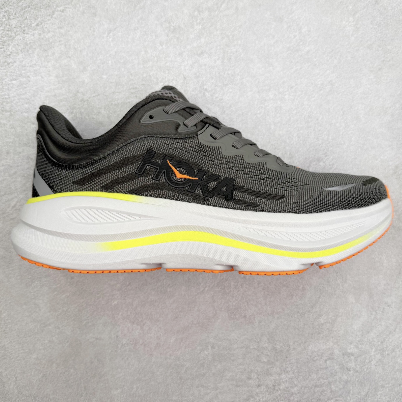 HOKA ONE ONE Bondi 9 WIDE 邦迪九代舒适防滑耐磨低帮休闲跑步鞋 HOKA ONE ONE是来自美国的跑步鞋知名品牌，创立于2009年，始终致力于为所有跑者提供更新、更好的跑步装备。相比常规跑鞋，HOKA ONE ONE特别研发使用性能独特的几何形跑鞋中底，此种鞋底更厚、更高、回弹性也更好，除了卓越的缓冲性能，它还能內各种阶段的跑者带来更具动感、更加稳定的跑步体验。HOKAONE ONE从设计之初就清楚意识到，要保证跑者步幅的均匀一致，双脚自然而然的运动至关重要。尺码：36 36.5 37.5 38 38.5 39 40 40.5 41 42 42.5 43 44 44.5 45-选品中心
