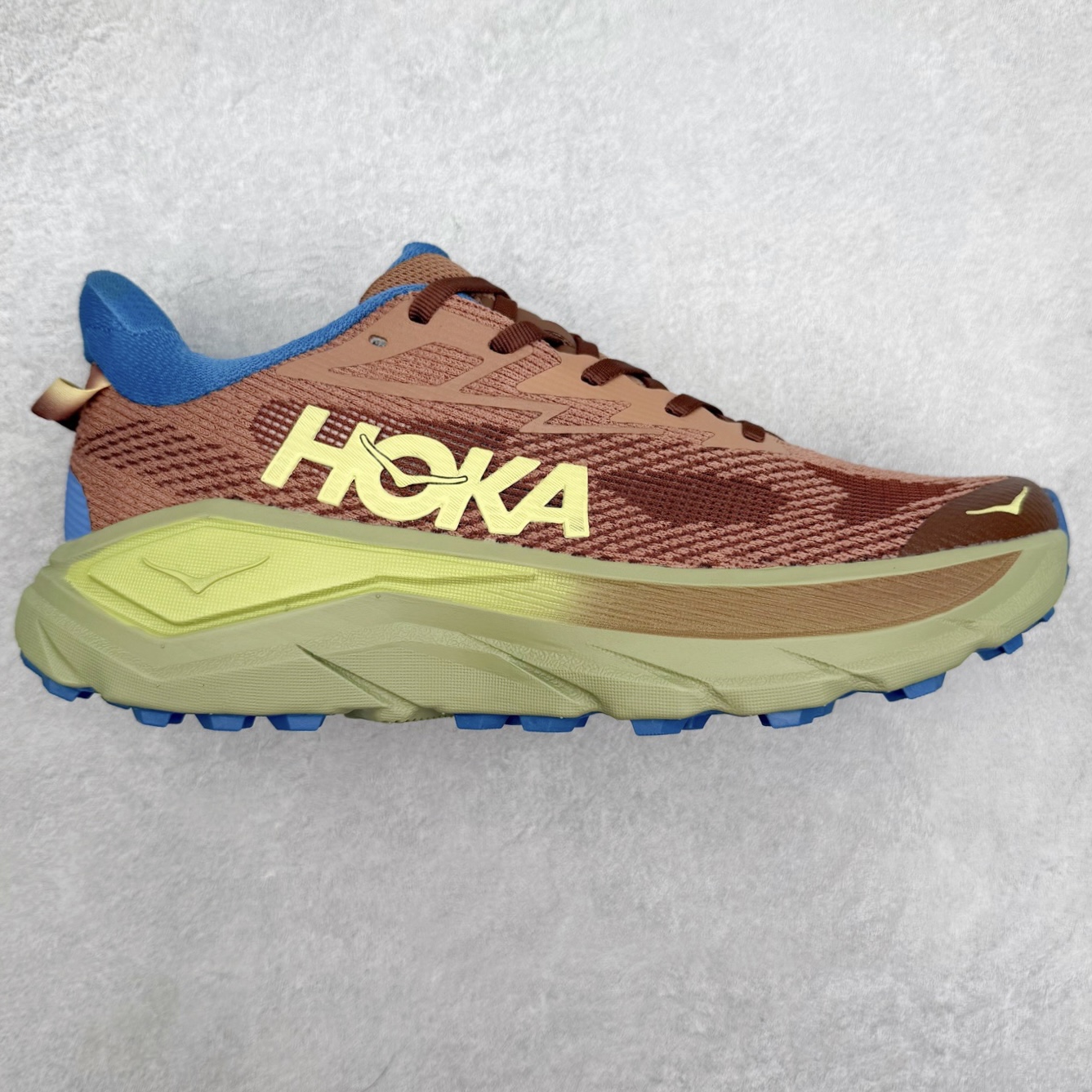 HOKA ONE ONE Challenger ATR 8 挑战者八代轻便耐磨防滑跑步鞋 新一代Challenger泡棉中底减重10% 增加3mm强化缓震、打造Q弹脚感 后跟采用延伸设计 加强跟腱保护、便于穿脱 搭配环保工程网布增加透气、短靴细节防止碎石进入 重新设计的大底以轮胎刻纹为灵感 以更密集的全大底水波刻纹 搭配加大面积的高耐磨橡胶与4mm大刻纹设计 增加整体抓地力与稳定性 尺码：36 36.5 37.5 38 38.5 39 40 40.5 41 42 42.5 43 44 44.5 45-选品中心